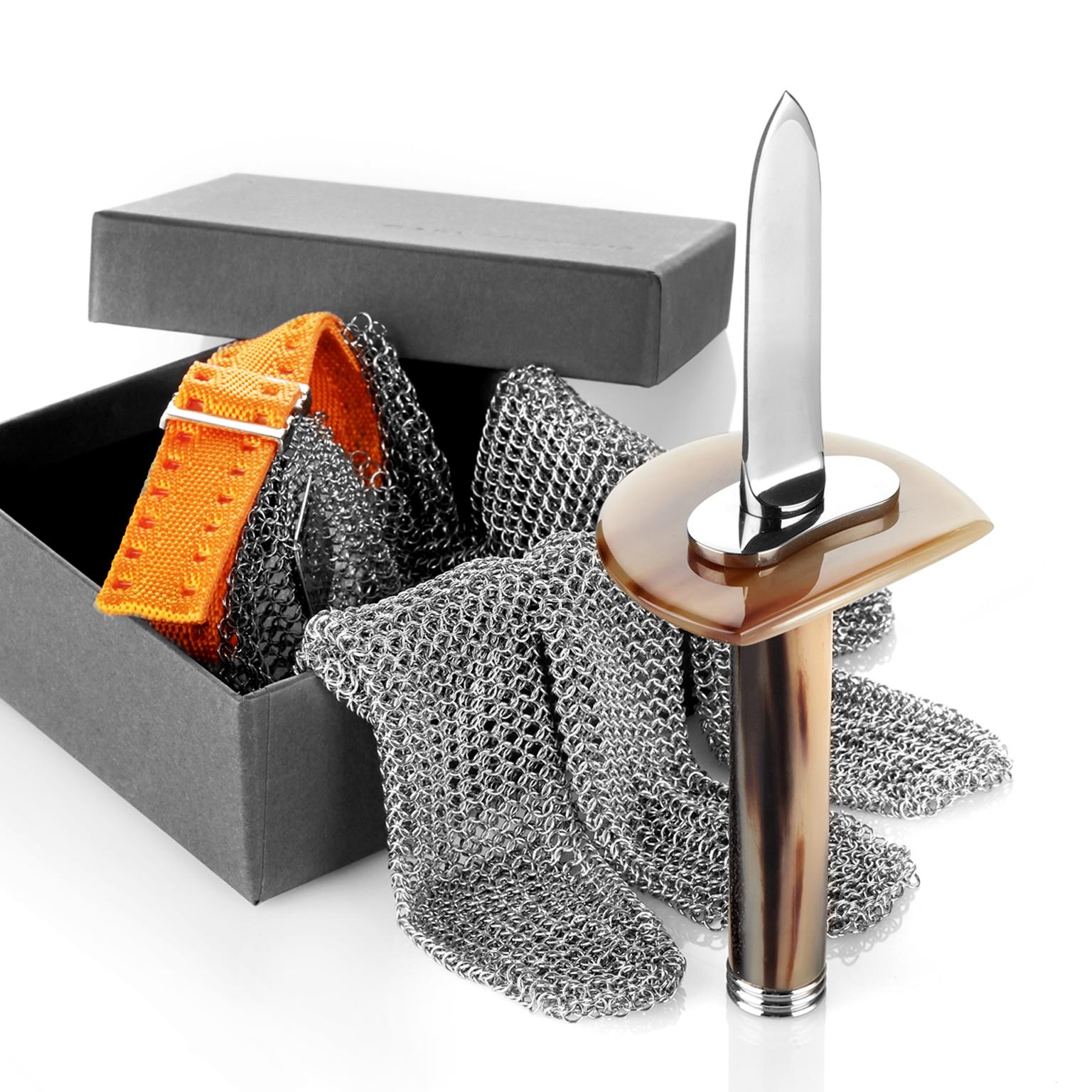 The oyster shucking set combines the refinement of natural Corno Italiano to the resistance of stainless steel. Equipped with an oyster shucking glove in stainless steel mesh and a handy oyster knife with the handle in Corno Italiano, this set will