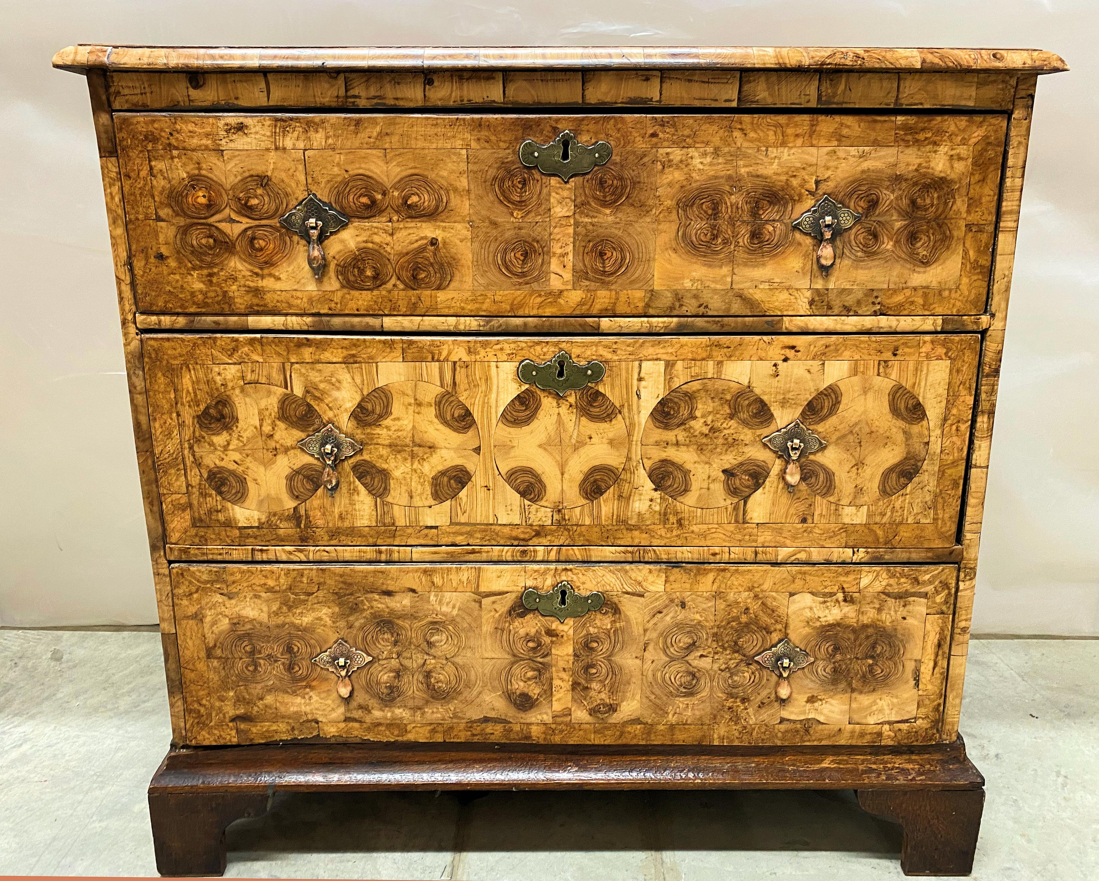 Oyster Veneer Mid 18th Century Chest of Drawers For Sale 4