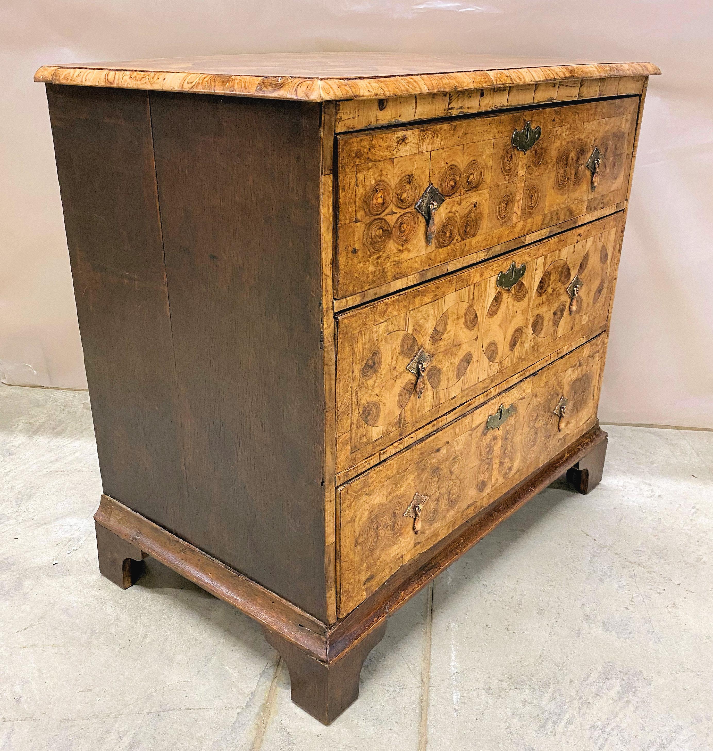Oyster Veneer Mid 18th Century Chest of Drawers For Sale 8