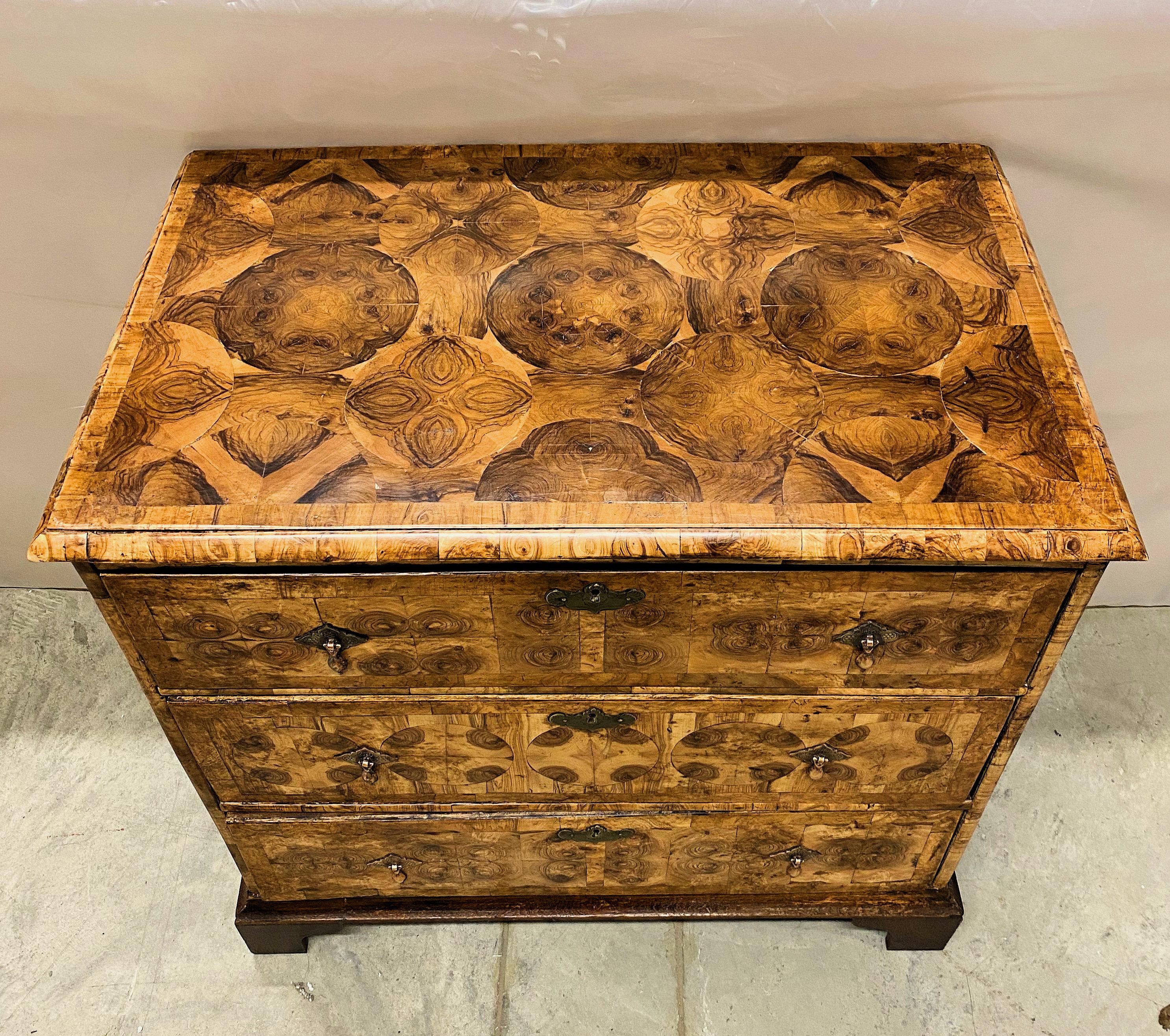 Oyster Veneer Mid 18th Century Chest of Drawers In Good Condition For Sale In London, GB
