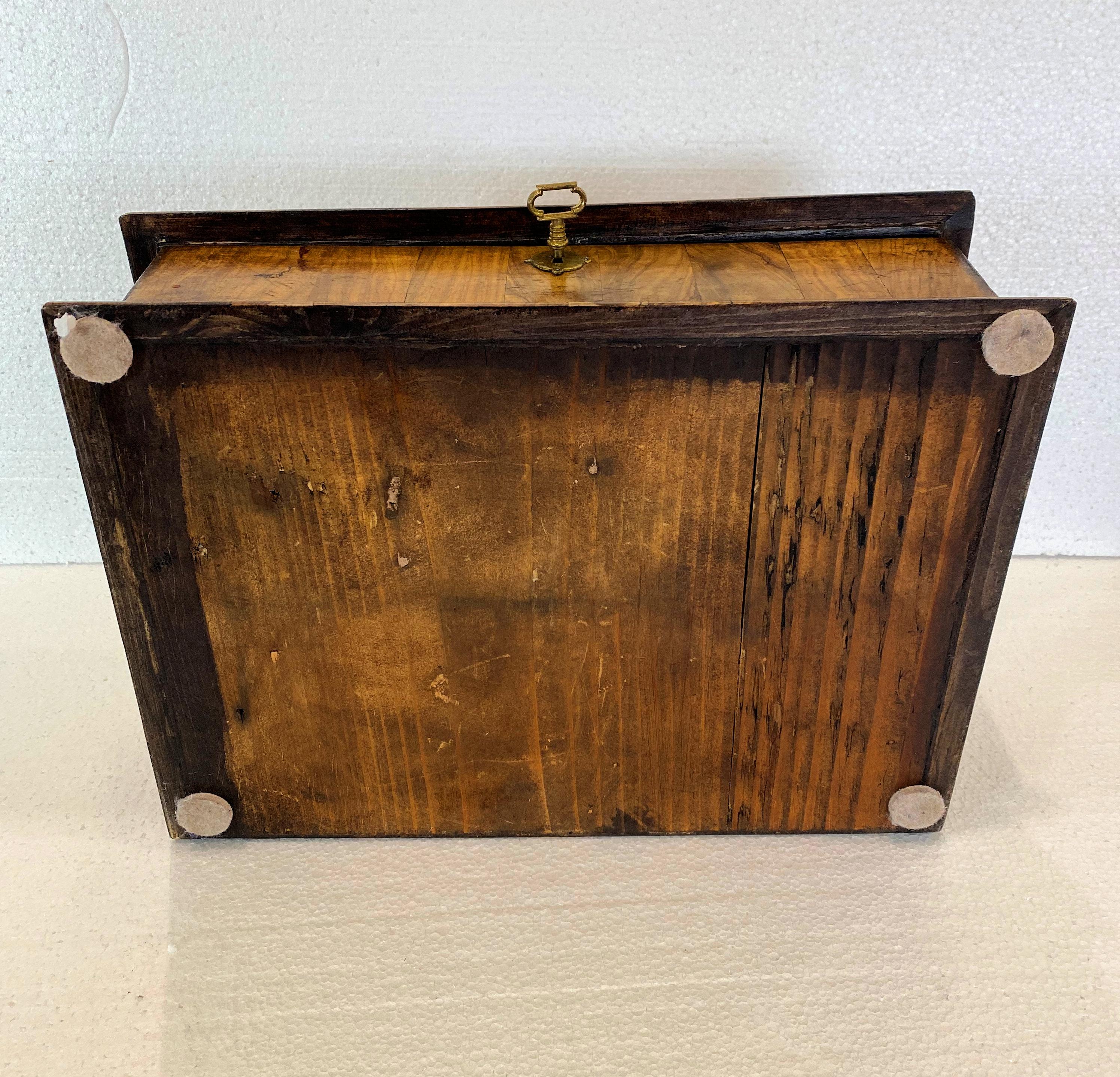 Cette très belle boîte à dentelle de style William and Mary a été conçue à partir de vieux bois de chêne, puis recouverte d'un placage d'huître d'olive. Cette boîte devait à l'origine servir à ranger de la dentelle, mais elle ferait également une