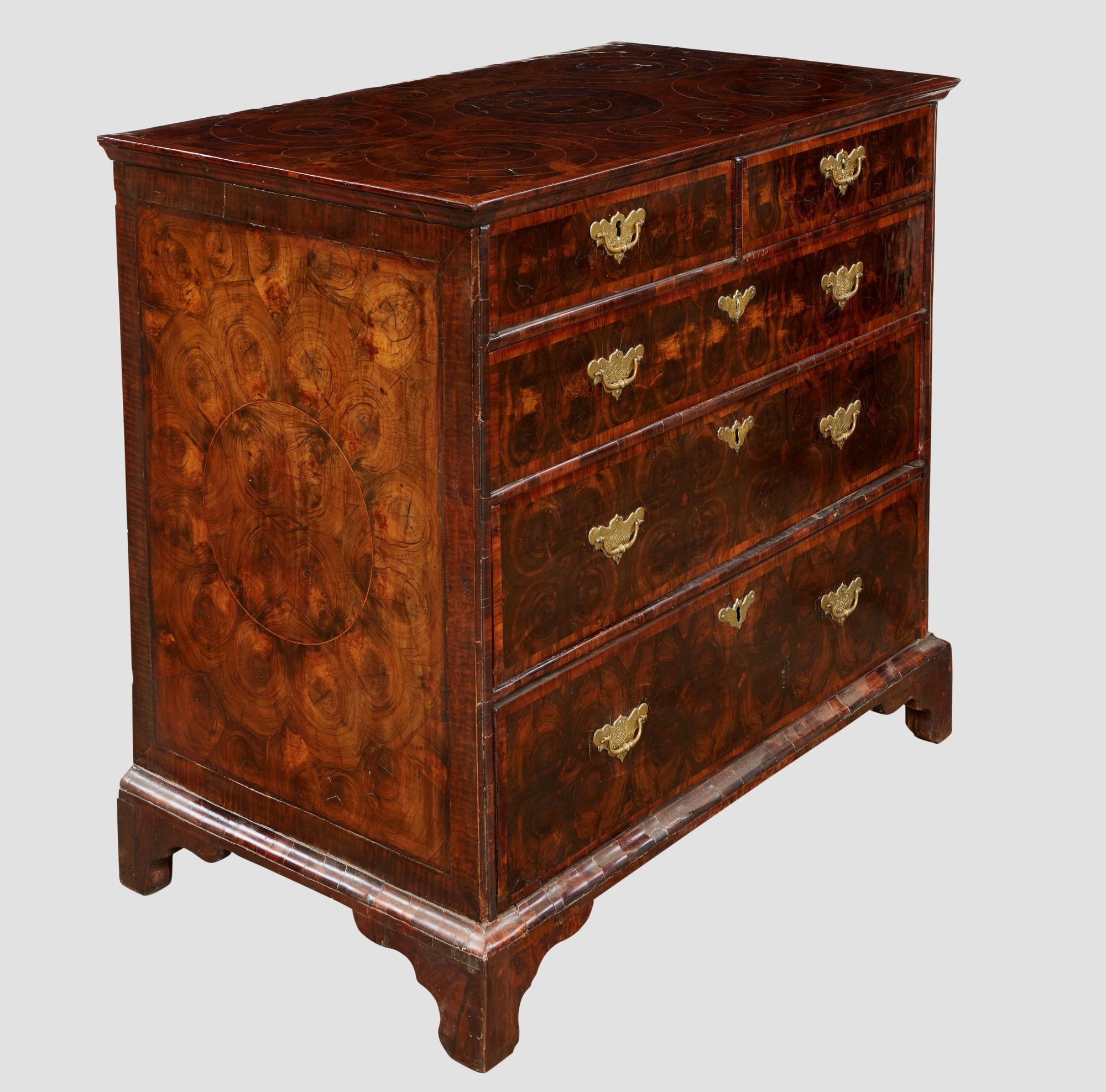 Bella cassettiera impiallacciata in ostrica del periodo William & Mary, con il piano decorato con un insolito motivo di volute e cuori su un fondo con motivi di ostriche, in noce e Oak con altri legni decorativi tra cui bosso, olivo e sicomoro, con