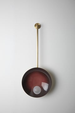 Élégante lampe murale Oyster en laiton brossé avec tige de Carla Baz