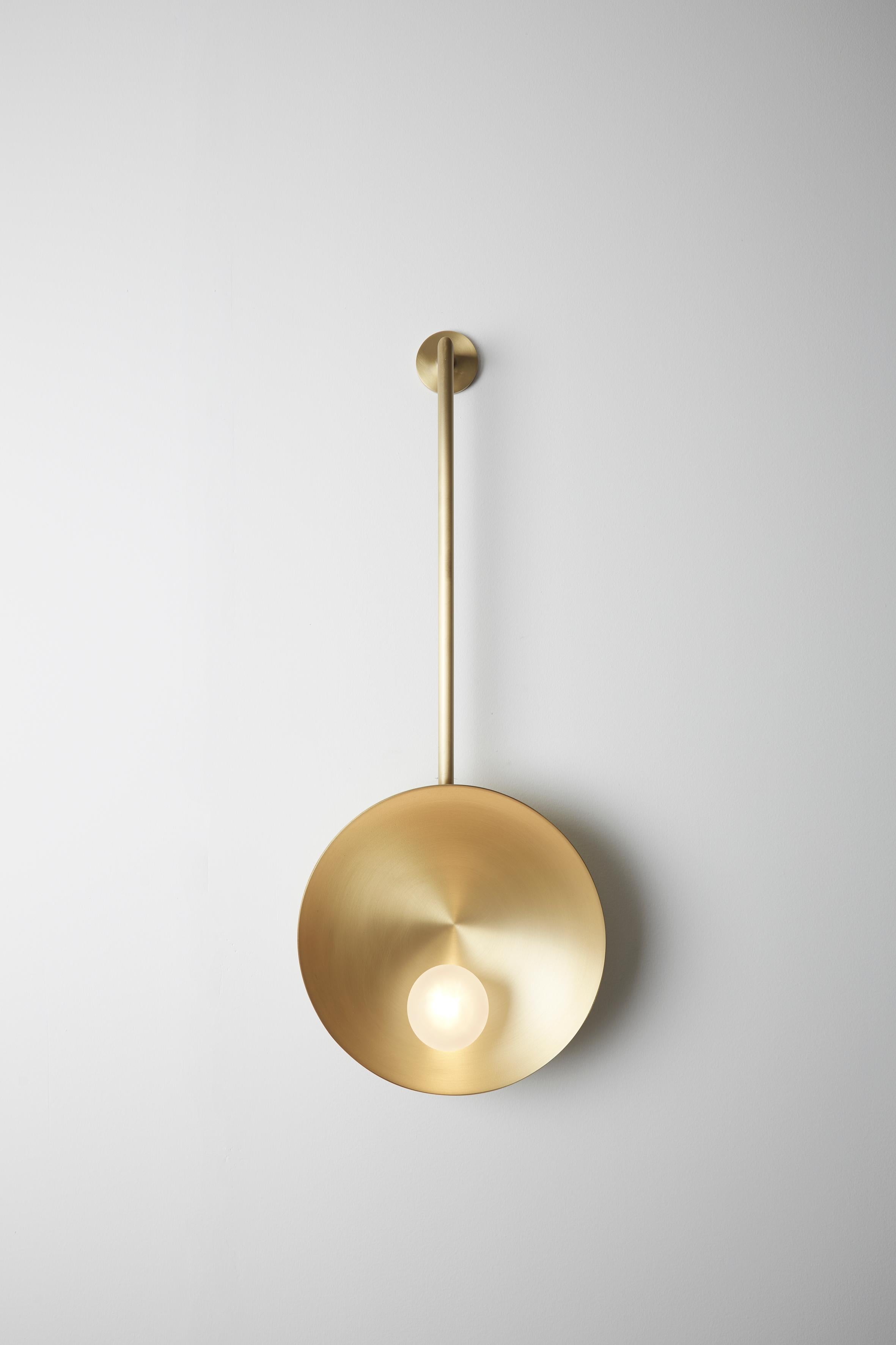 Élégante lampe murale Oyster en laiton brossé avec tige de Carla Baz en vente 2