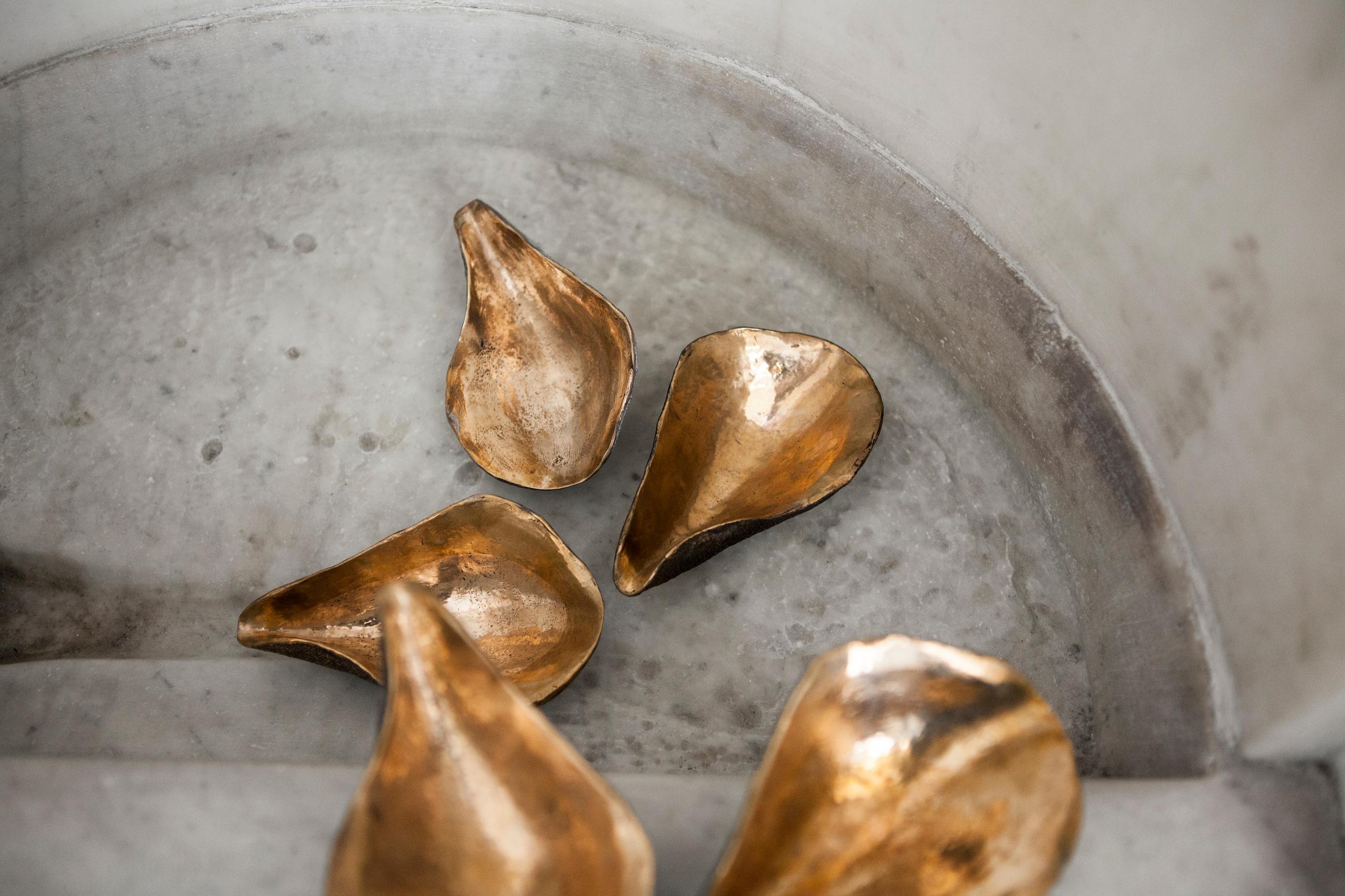 Austern, Weiß / Massiv handgeformtes dekoratives Stück aus Bronze / Papiergewicht (Gebürstet) im Angebot