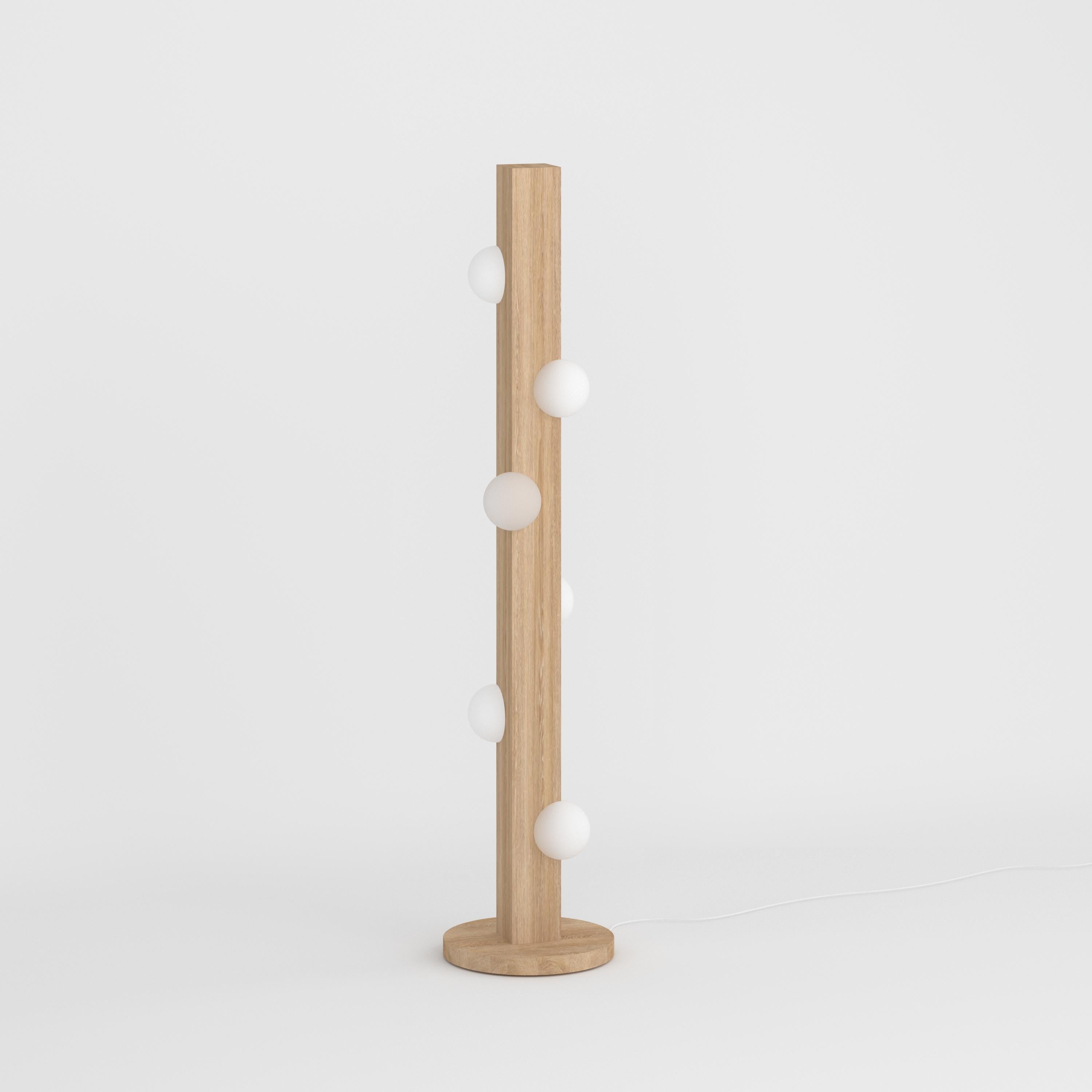 Lámpara de pie de madera de ostra de Atelier Areti Posmoderno en venta