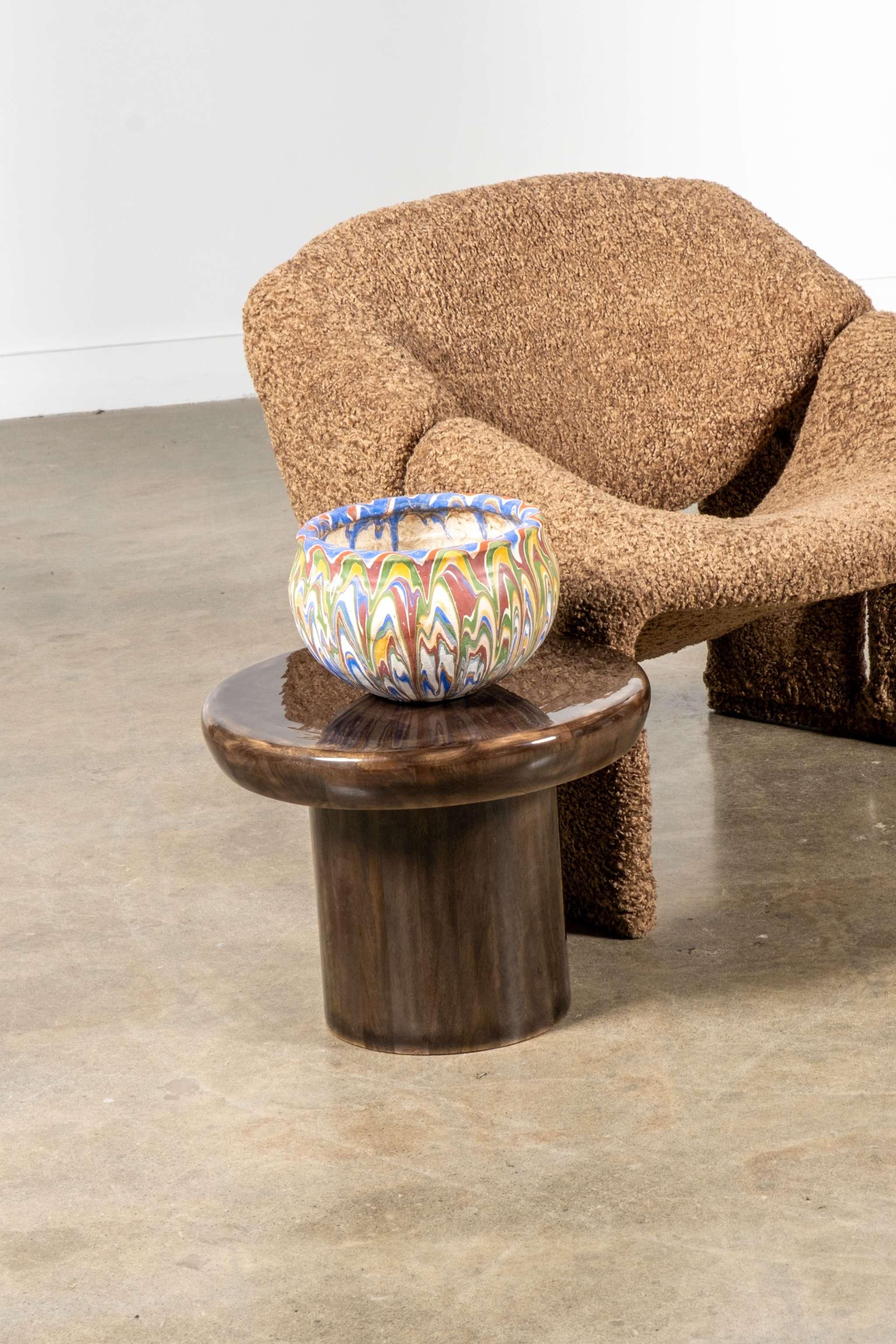 Une grande jardinière en poterie de bord de route de l'Ozark, dont la large forme de bol est enveloppée de vibrants tourbillons marbrés de rouge, de vert, de jaune et de bleu. Audacieux, coloré et attirant immédiatement le regard, il capture