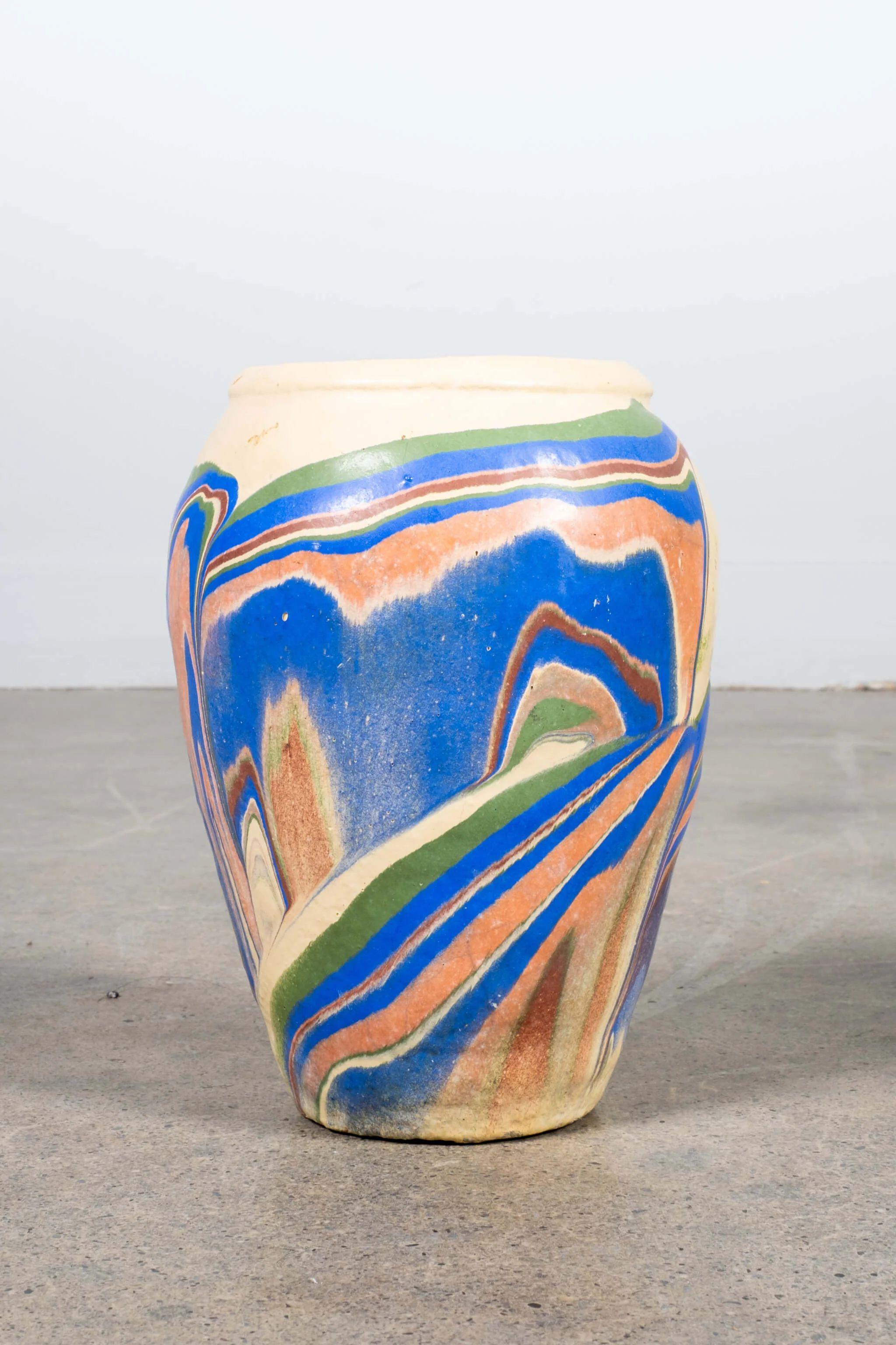 Grand vase bleu et multi-tourbillons

A PROPOS DE OZARK ROADSIDE POTTERY
La 