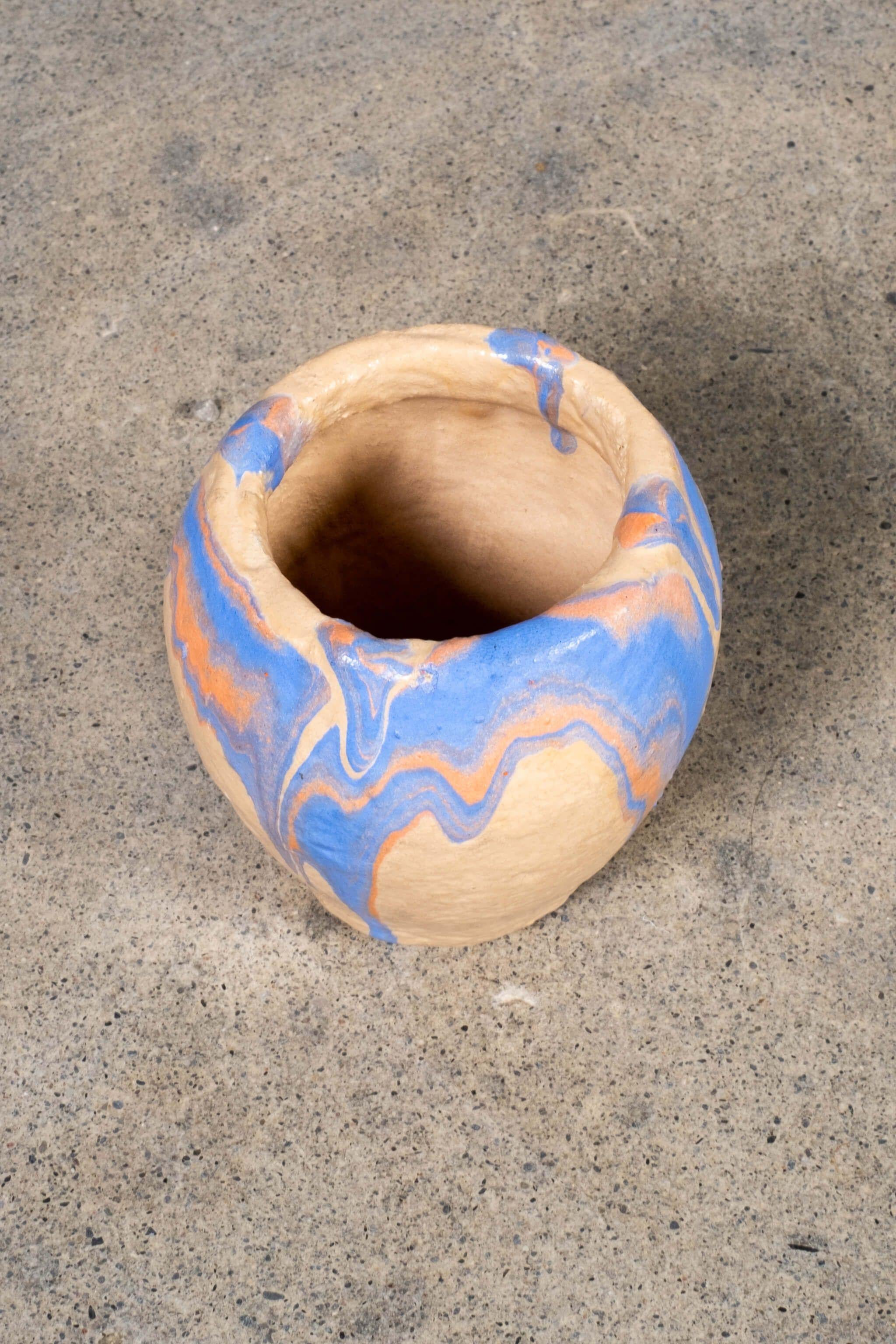 Vaso blu pallido e rosa

SU OZARK ROADSIDE POTTERY
La 