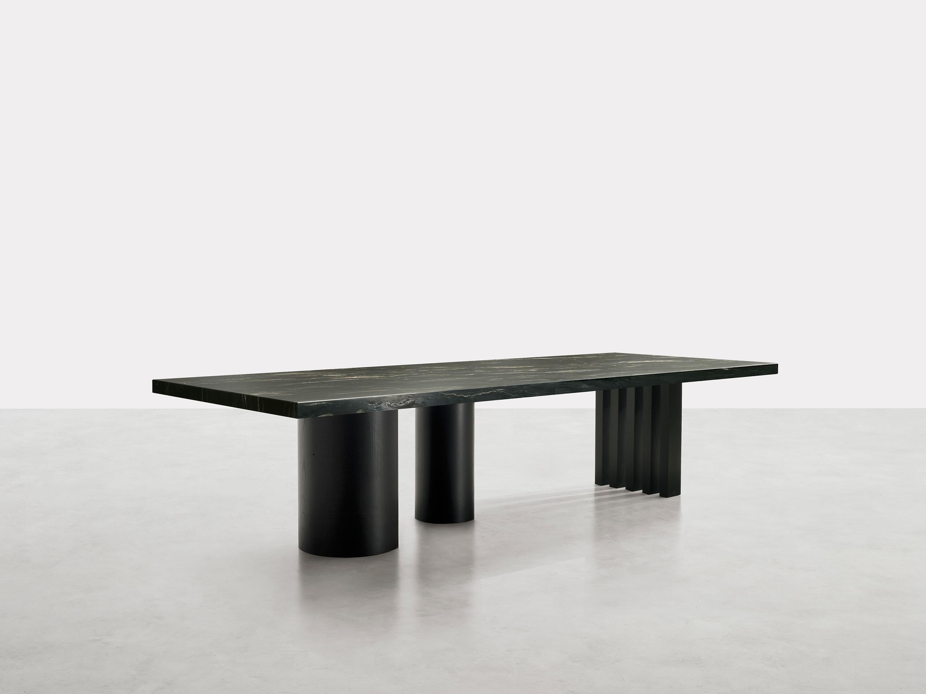 The table, in rectangular and round versions, is inspired by the spectacular landscape of the U.S.
Ozarks mountain range region: forests of towering trees with regular, straight trunks tend upward in contrast
to the horizontal placidity of the lake.