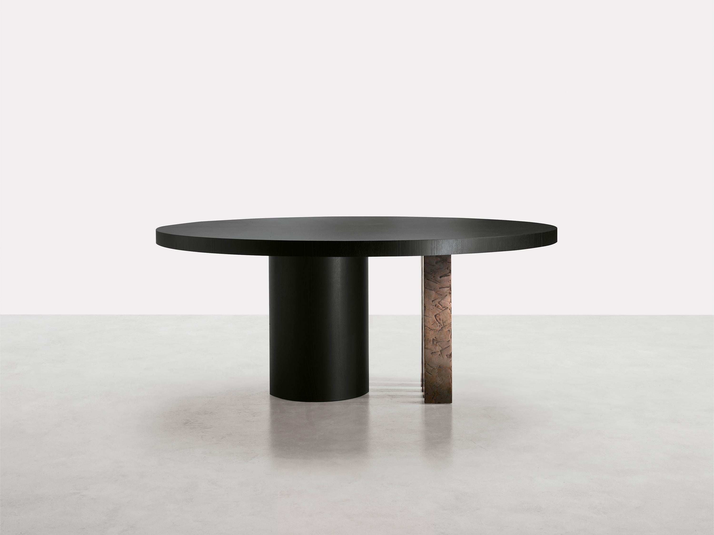 The two tables, in rectangular and round versions, are inspired by the spectacular landscape of the U.S.
Ozarks mountain range region: forests of towering trees with regular, straight trunks tend upward in contrast
to the horizontal placidity of the
