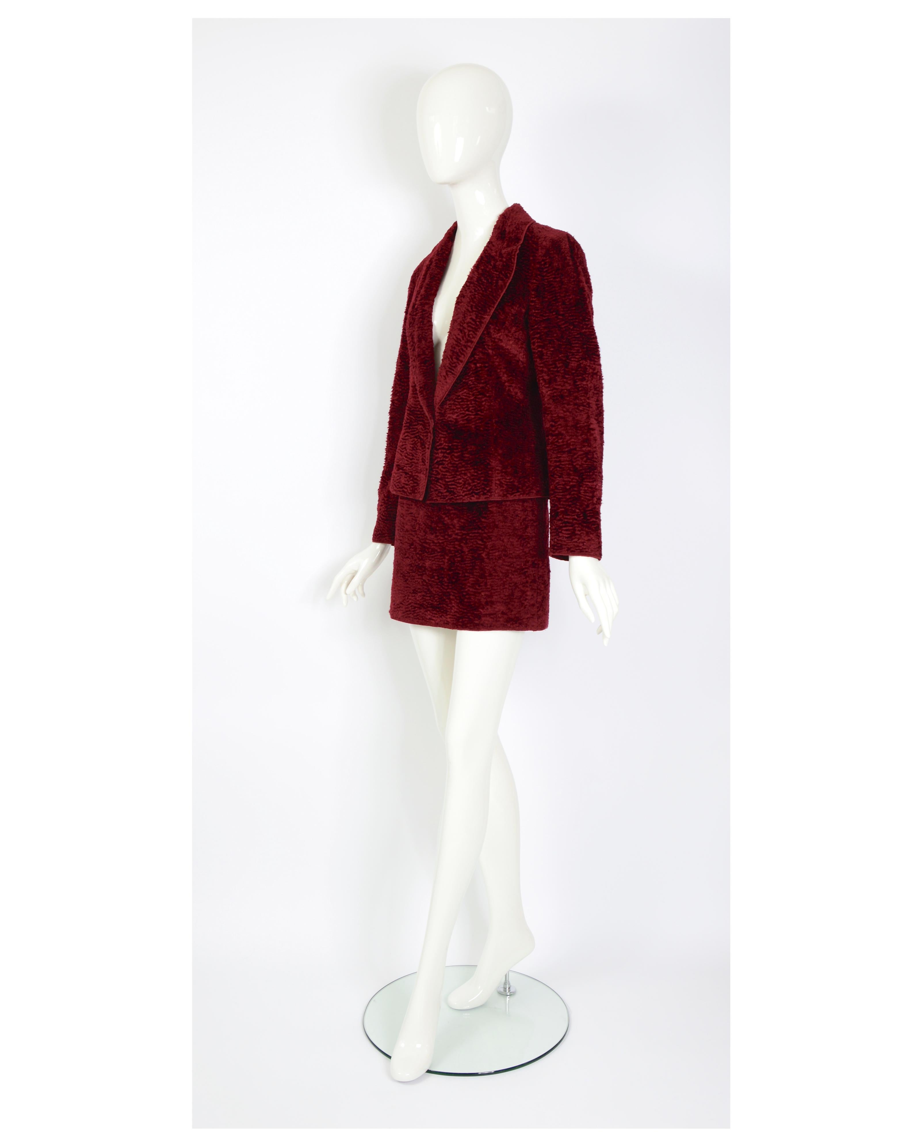 Ozbek by Rifat Ozbek vintage 90s burgundy cotton faux fur astrakhan suit Excellent état - En vente à Antwerp, BE