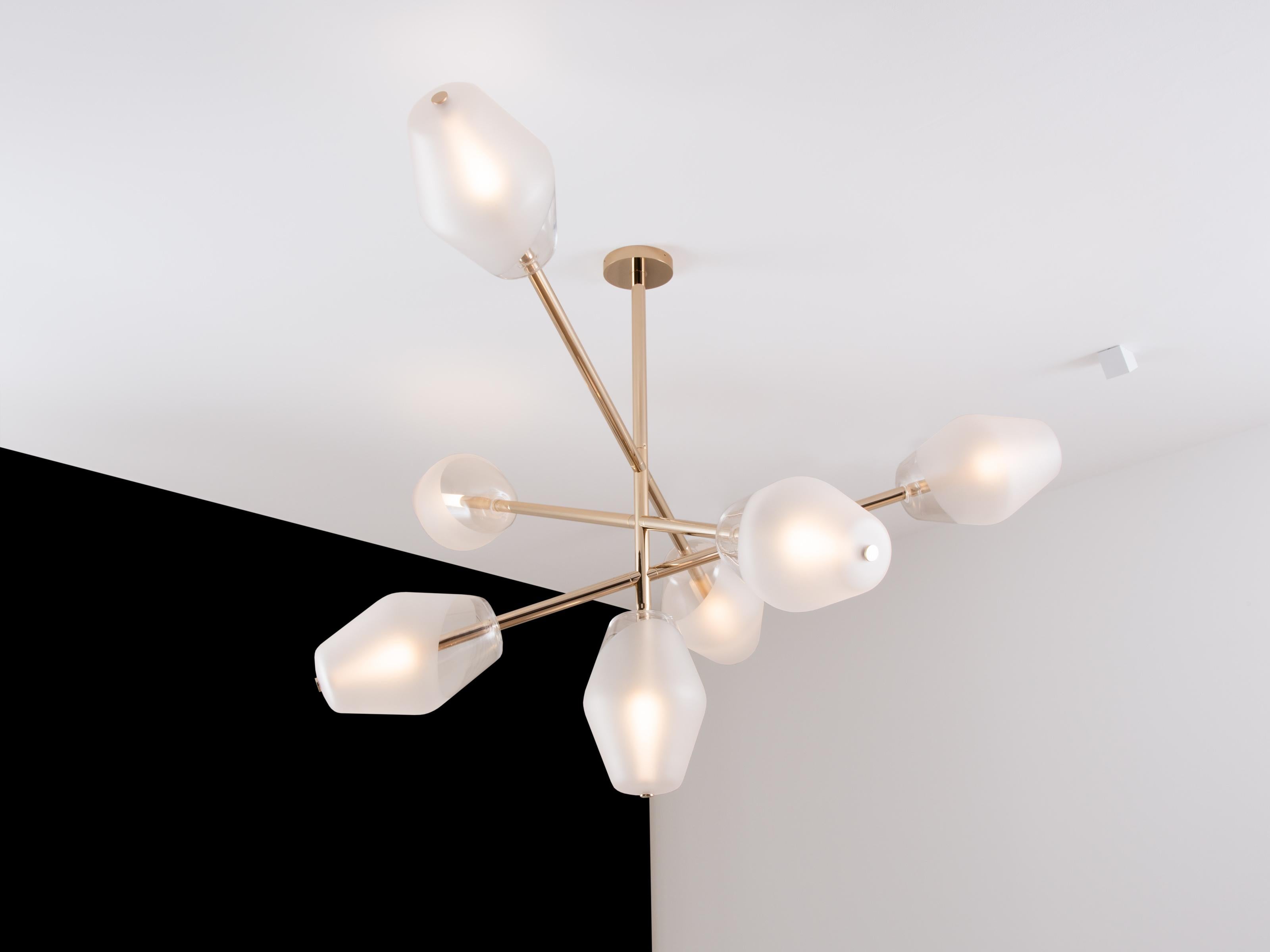 Ozone L'Opera Les Parisienne chandelier. Parisienne O seven light
chandelier is inspired by the Parisian street lights, Régis Botta designed the chandelier with lantern style fixtures to create ambient, warm light. The aluminum with mirror pale
