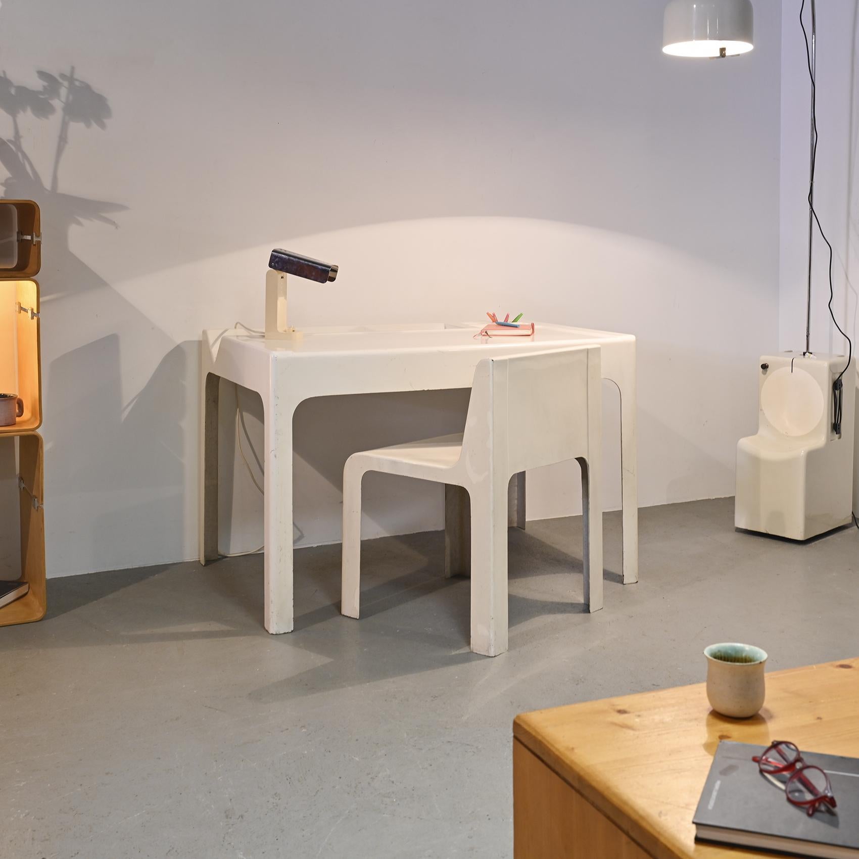 Vetroresina Scrivania e sedia Ozoo,  Marc Berthier, D.A.N. per Roche Bobois, 1967 in vendita