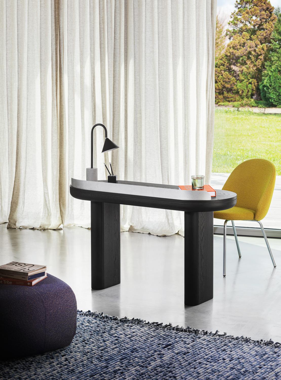 It seems Ozz has gone shy: here it is in the desk version with adjustable shade, making it flexible while taking up minimal space. The counterweight is fundamental even in these small dimensions, maintaining a constant, intense interaction with the