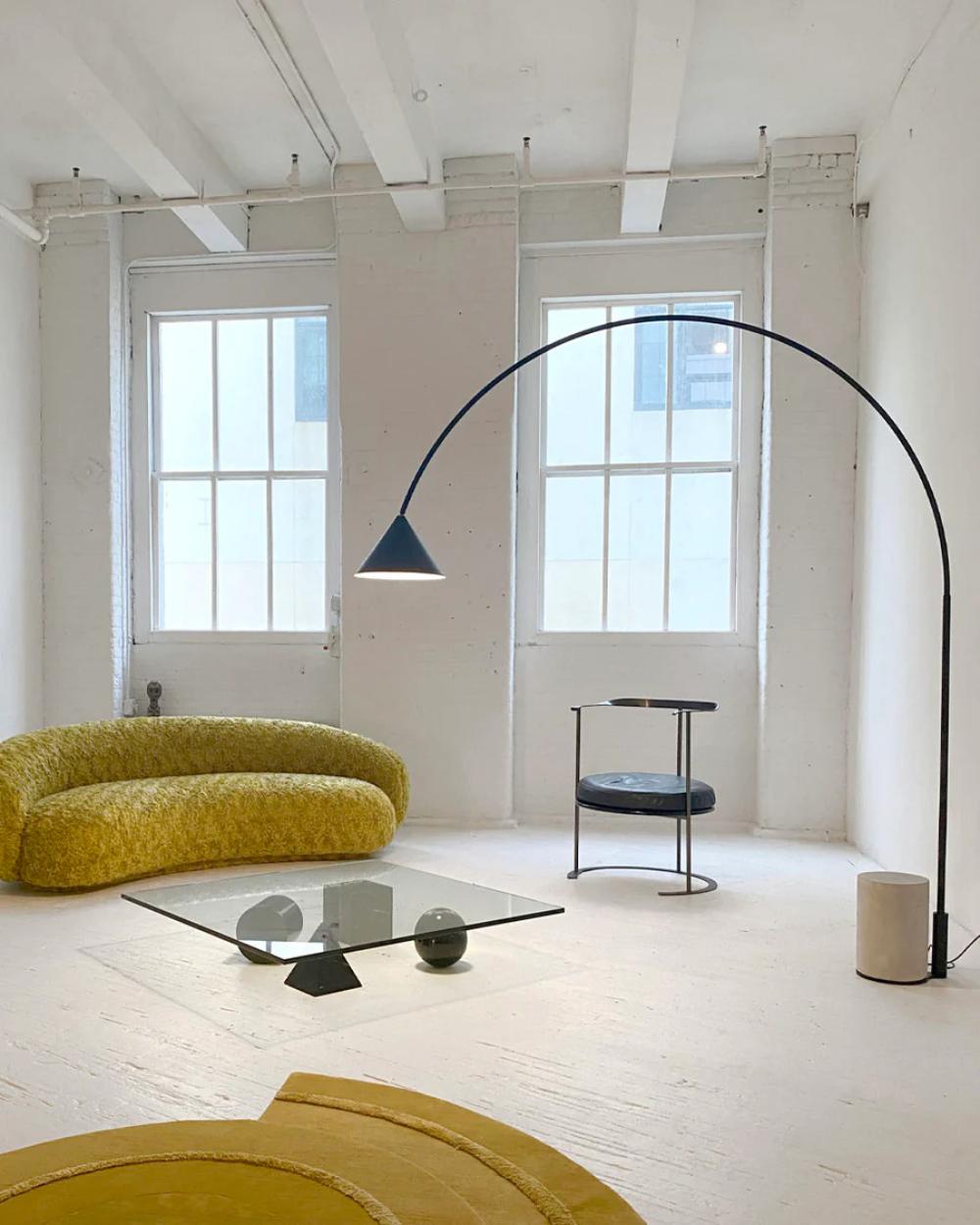 Laqué Lampadaire Ozz en métal et base en béton de Paolo Cappello et Simone Saba en vente