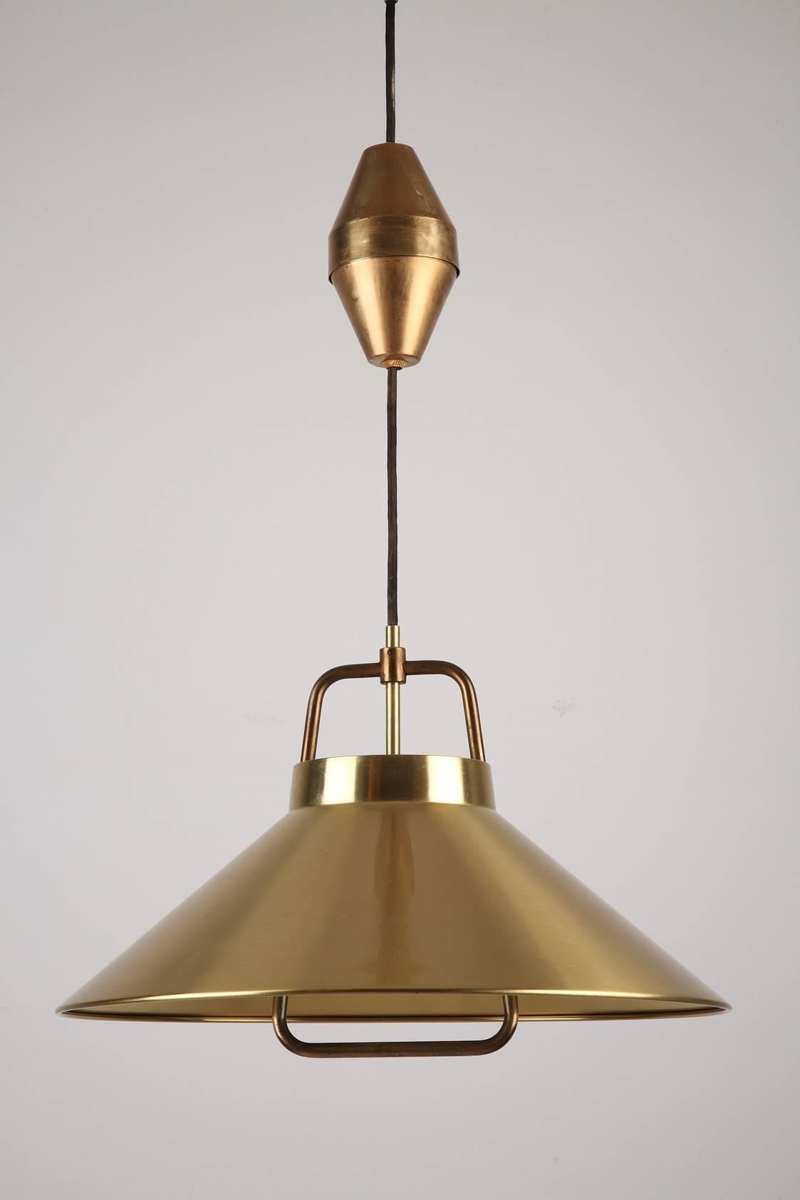 A brass pendant with adjustable height mechanism and brass canopy. Model P 295 designed by Frits Schlegel in the 1960s. Manufactured by Lyfa, 

circa 1960.
Dimension: L 44cm, P 44cm, H 70cm.

   