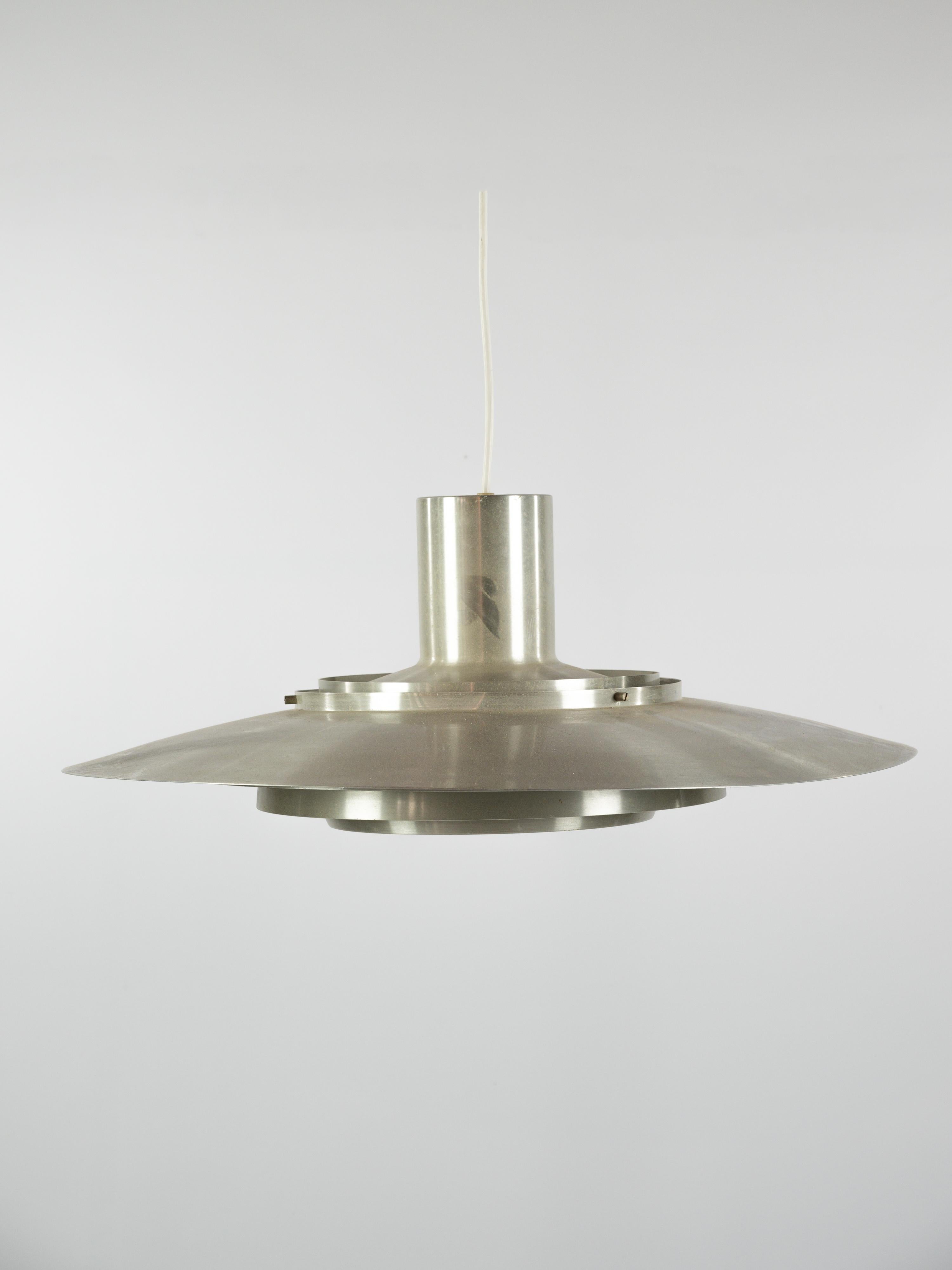Space Age P376 pendant light design by Preben Fabricius and Jorgen Kastholm for Nordisk Solar

Aluminium 

Nordisk Salor label on the top 

Design 1964, production between 1964-1969

Good condition 

More information upon request 