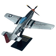 Maquette d'avion P-51D Mustang signée par Chuck Yeager