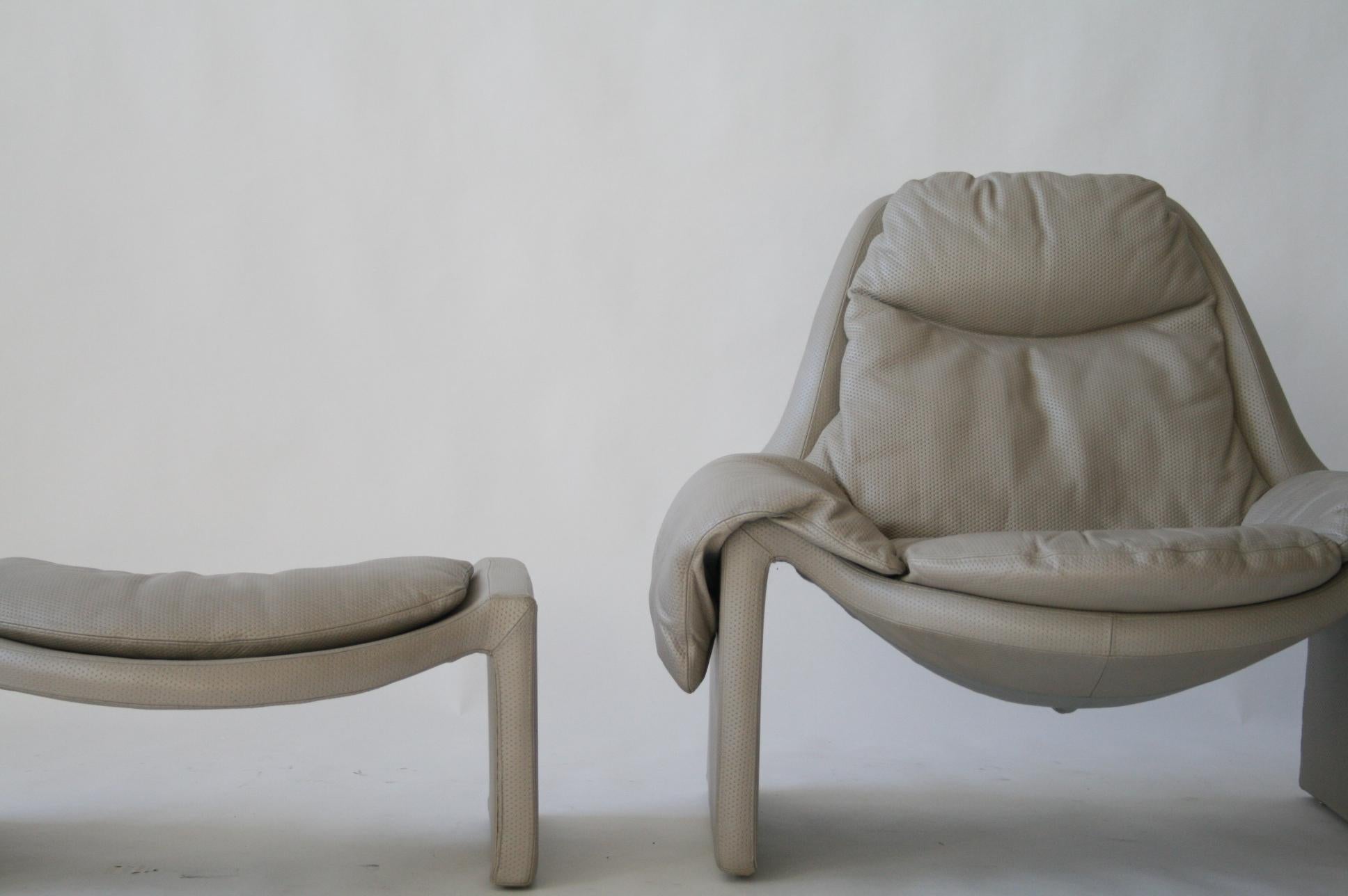 P-60 Saporiti Lounge Chair and Ottoman by Vittorio Introini In Excellent Condition In Chicago, IL