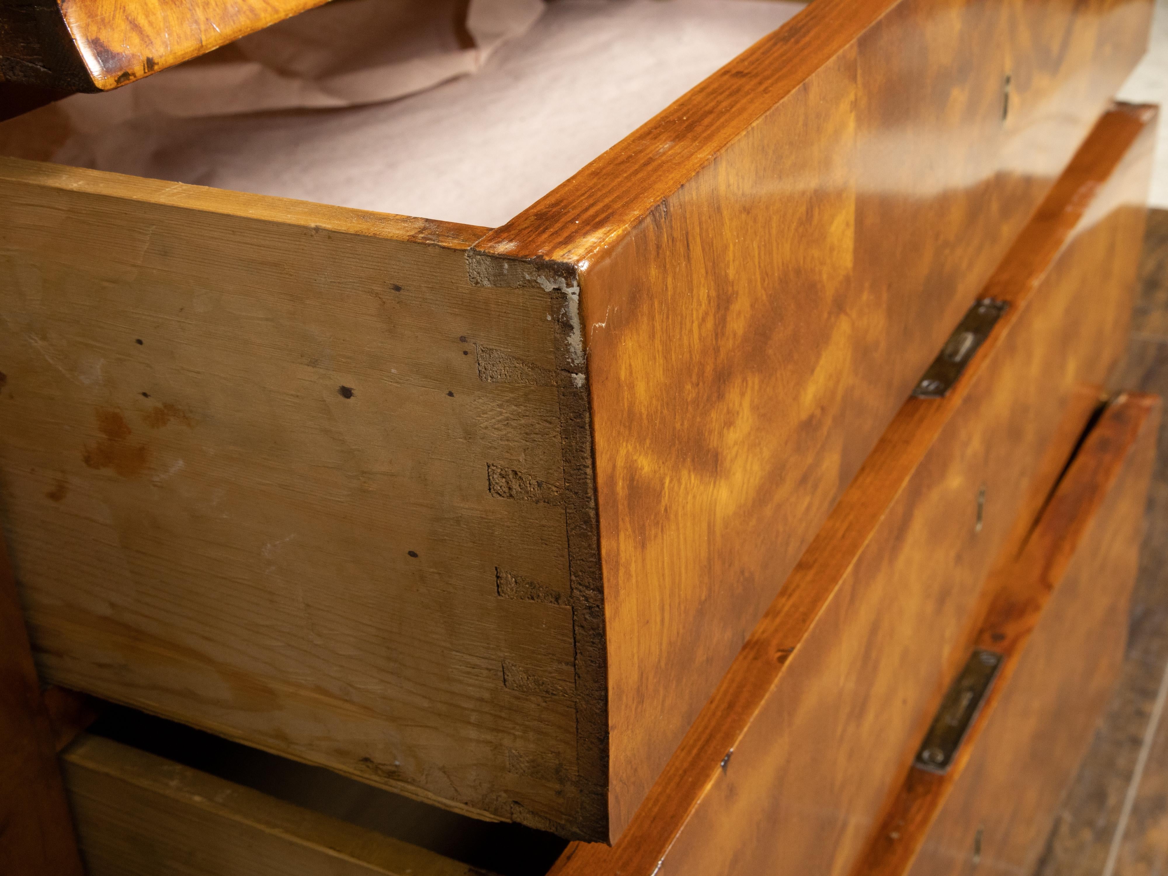 Biedermeier 19th Century Walnut Veneered Commode with Four Graduated Drawers For Sale 7