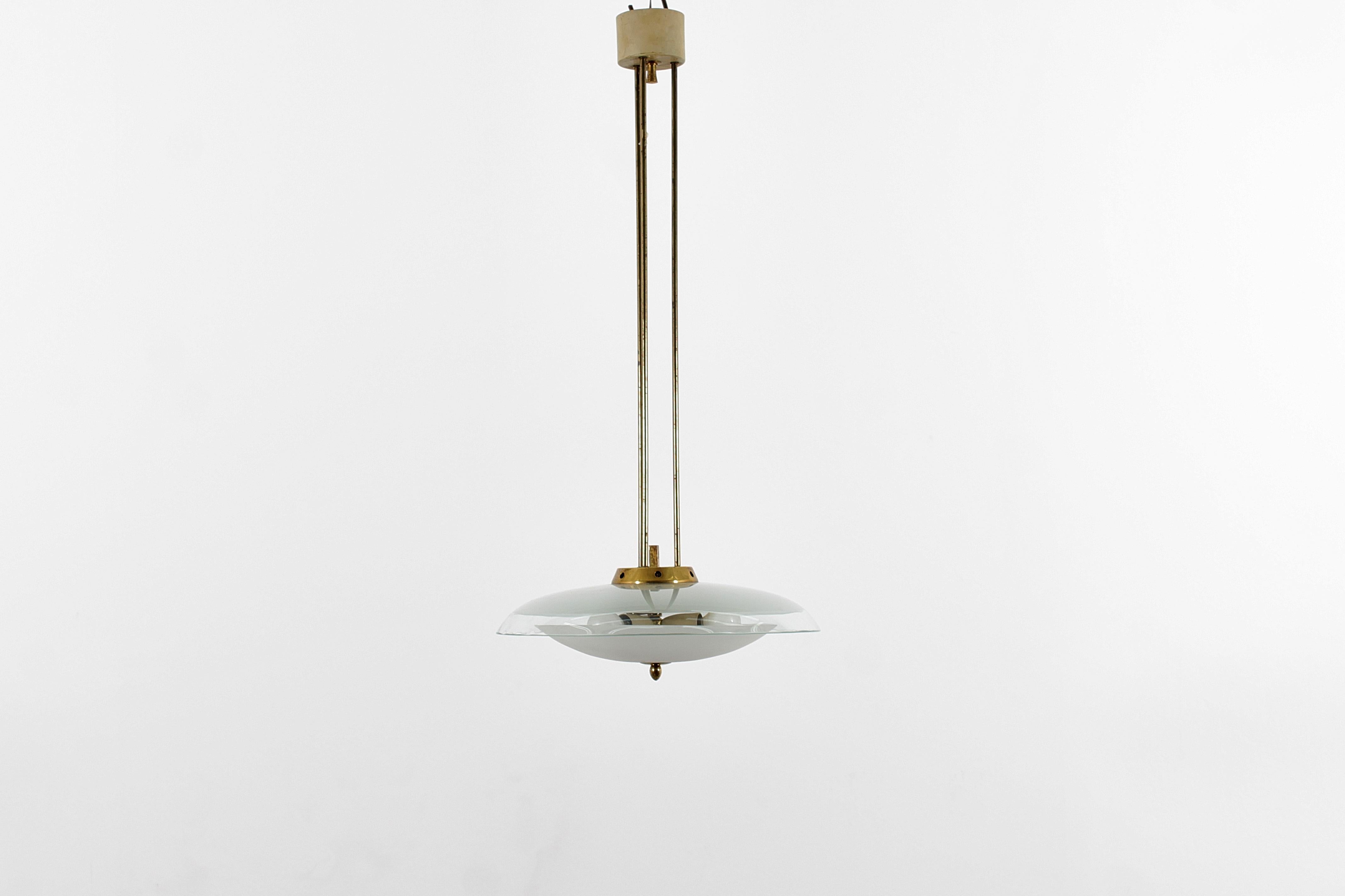 Rare and very beautiful circular chandelier made in curved glass, with polished brass elements attributed to Pietro Chiesa for Fontana Arte. Italian production, 1950s.
Where consistent with age and use.