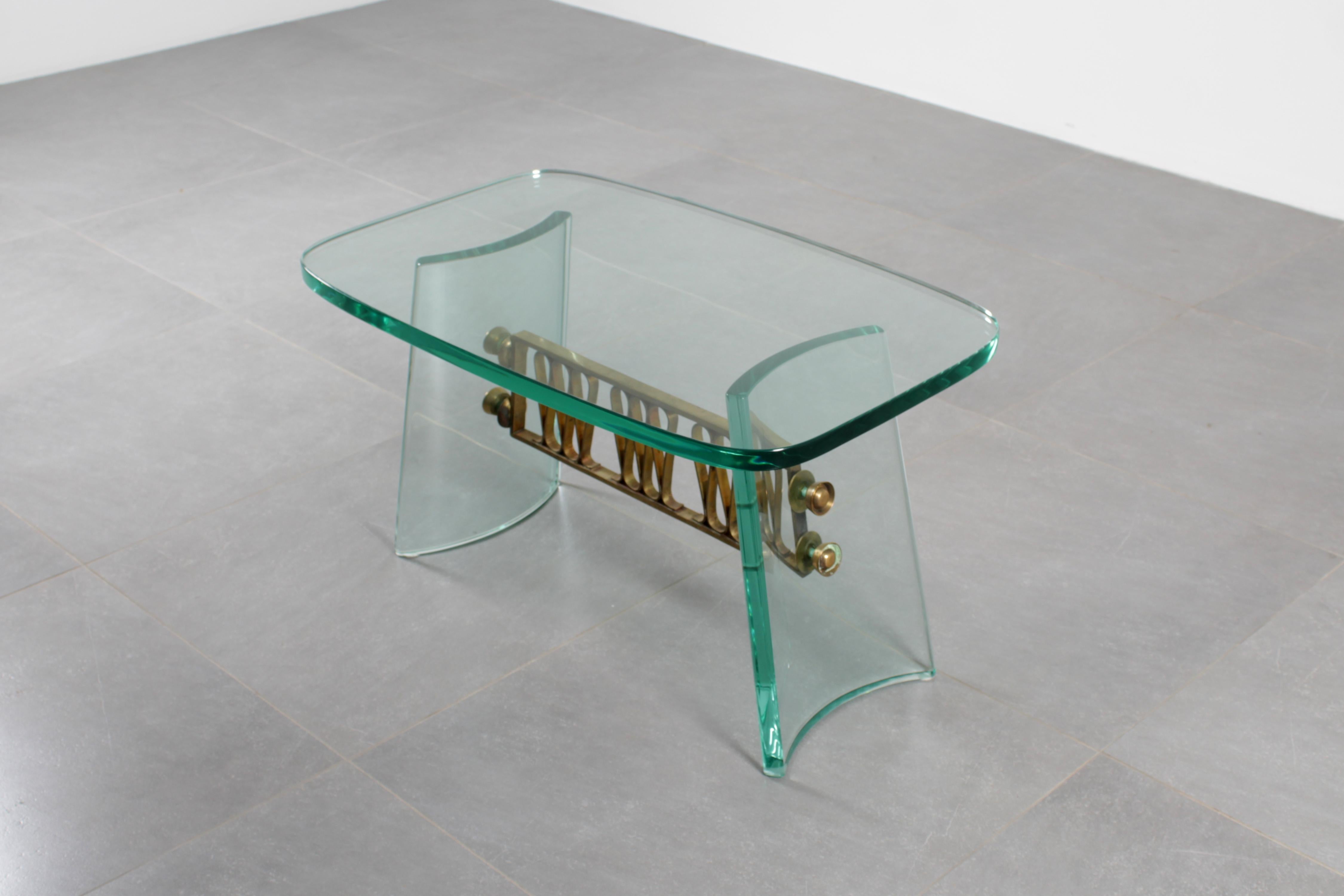 P. Chiesa für Fontana Arte: Couchtisch aus geschwungenem Glas und Messing, Italien, 40er-Jahre (Mitte des 20. Jahrhunderts) im Angebot