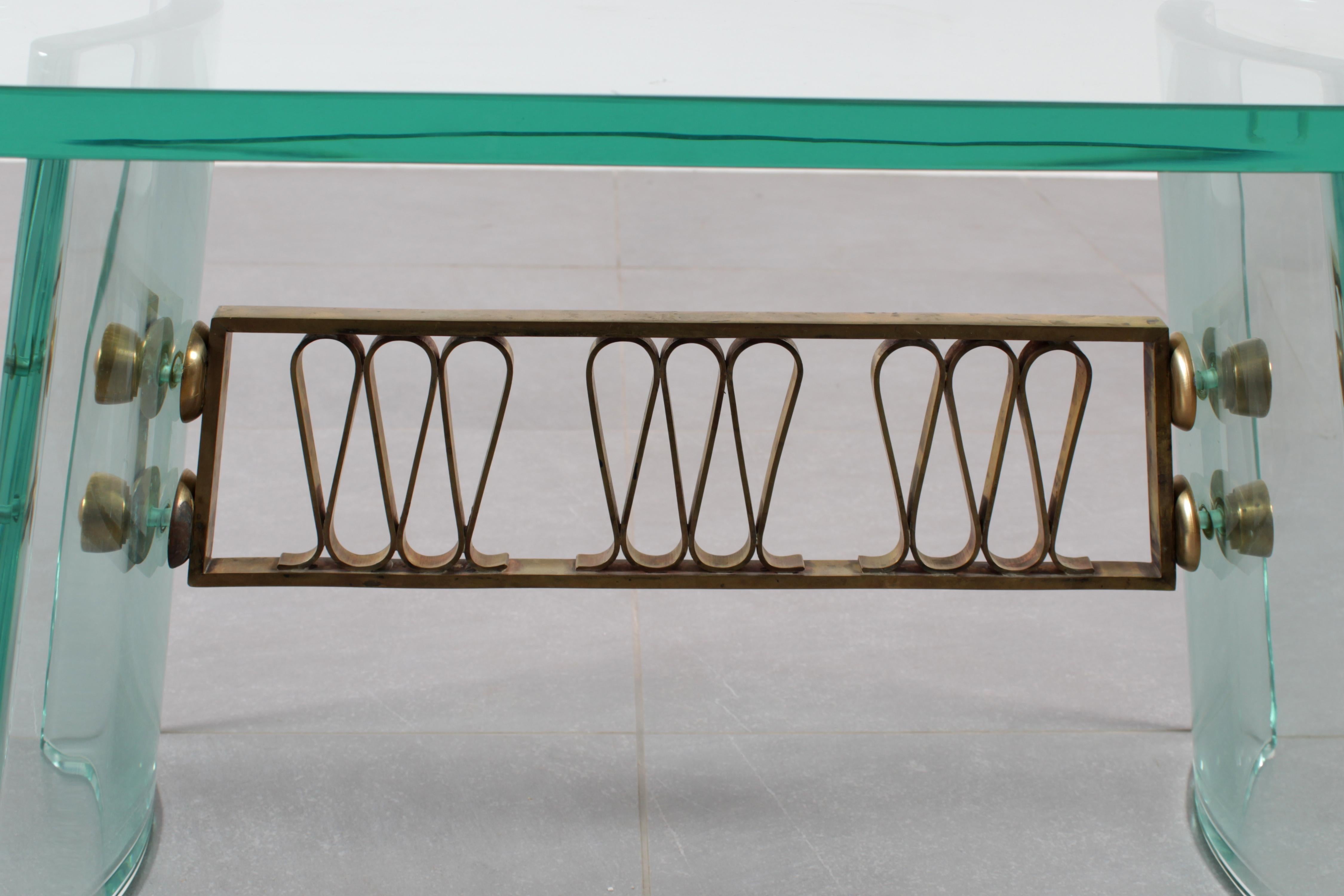 P. Chiesa für Fontana Arte: Couchtisch aus geschwungenem Glas und Messing, Italien, 40er-Jahre im Angebot 3