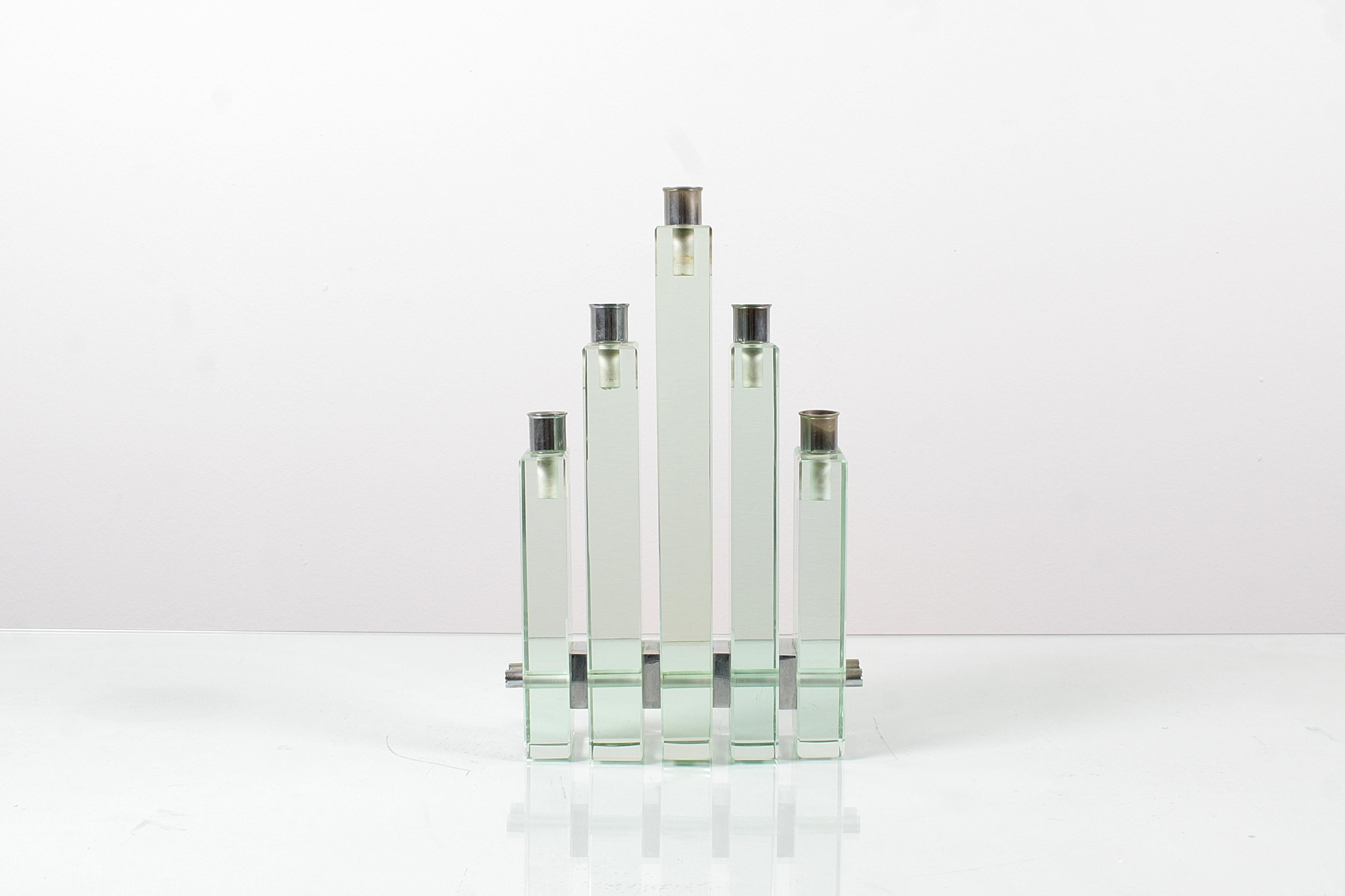 Very stylish five-prism candle holder, with ladder heights, in thick Nile green glass, with compartments for candles and connecting elements, in chromed brass. Attributable to Pietro Chiesa for Fontana Arte, 1960s, Italy.
Wear consistent with age