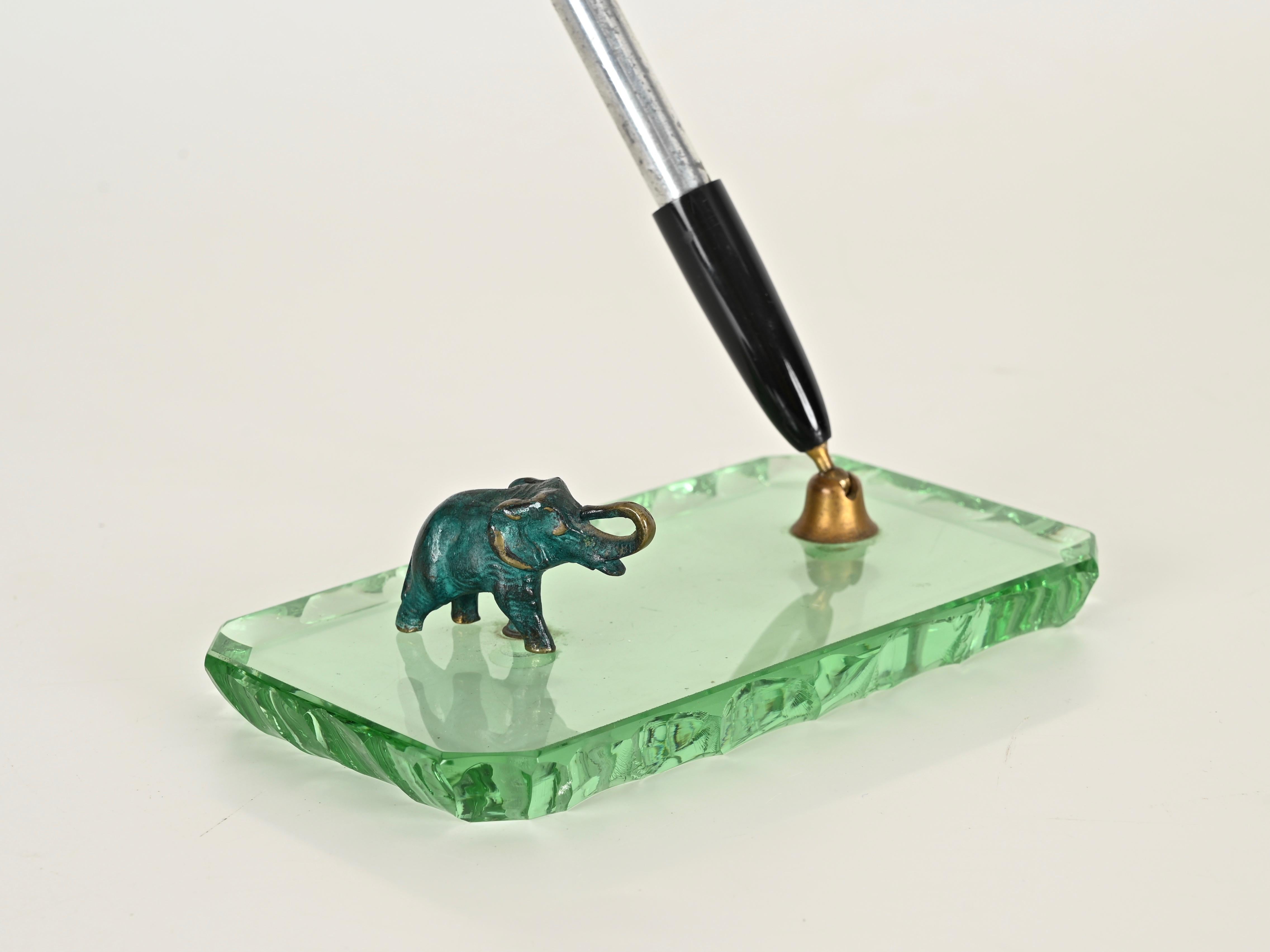 Spettacolare portapenne in cristallo sfaccettato verde Nilo con elefante decorativo in bronzo. Questo pezzo eccezionale è stato disegnato dalla maestria di Pietro Chiesa e prodotto da Fontana Arte in Italia durante gli anni '40.

In condizioni
