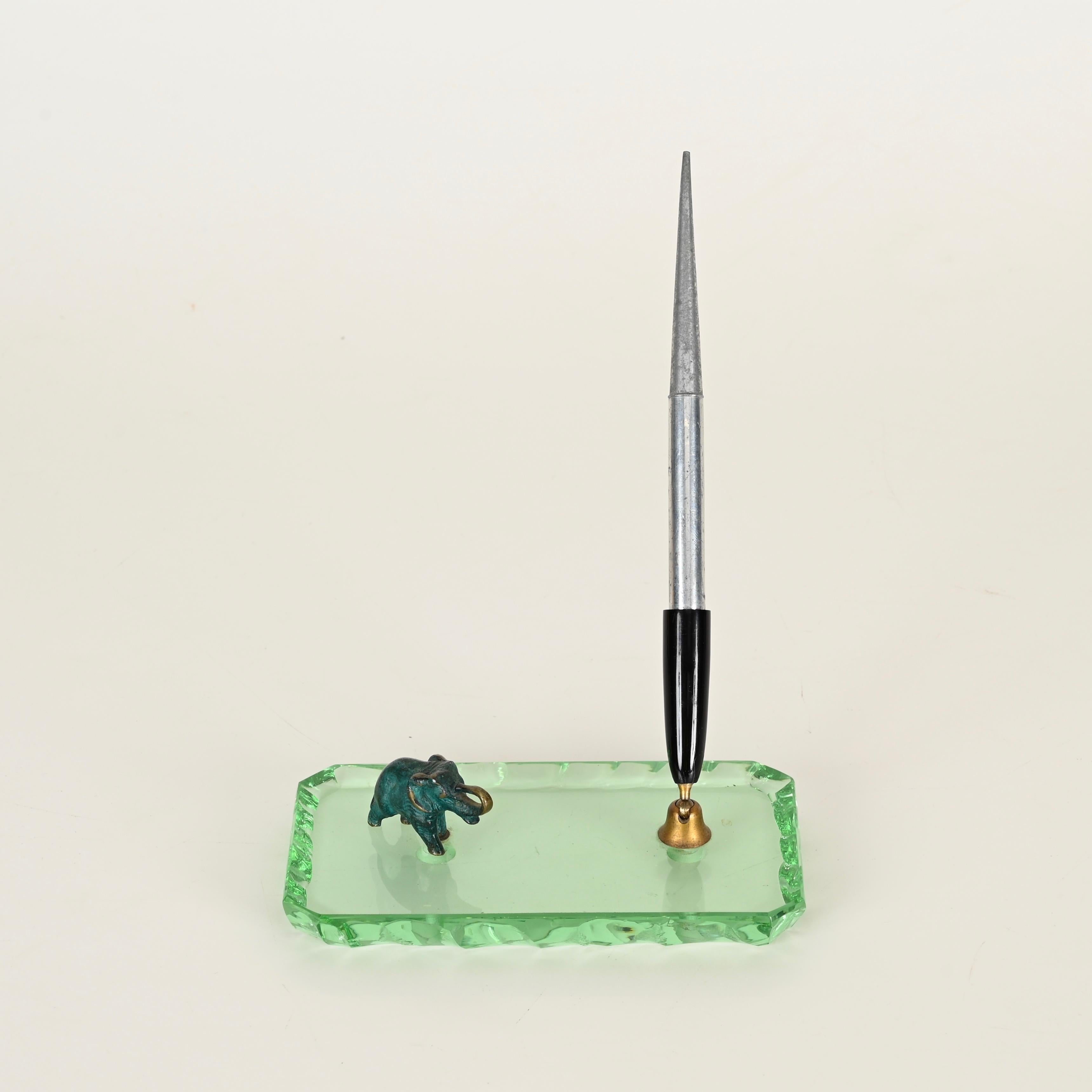 Metà XX secolo P. Chiesa Portapenne in vetro verde Nilo e bronzo di Fontana Arte, Italia anni '40 in vendita