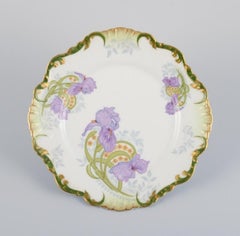 P. Dauphin, Paris, ensemble de six assiettes en faïence Art Nouveau avec fleurs