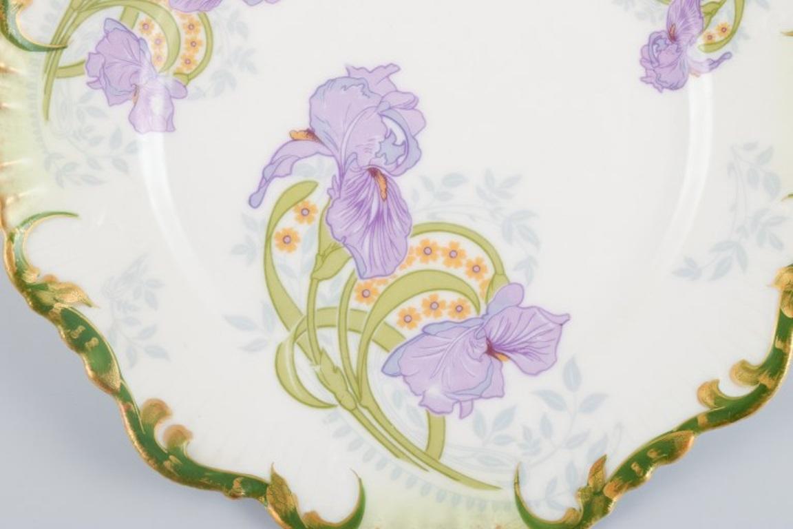 French P. Dauphin, Paris, six Art Nouveau faience plates with flowers and gold rim For Sale