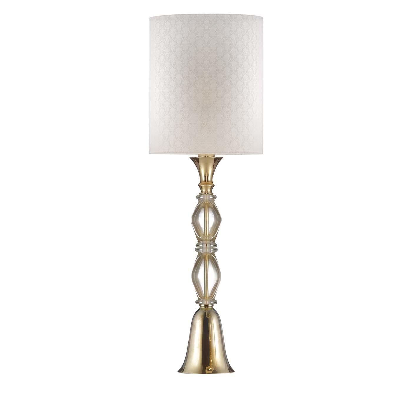 Exuding opulence and a sense of lightness, this table lamp will be a superb addition to a Classic or traditional decor. Displayed in an entryway or as an accent piece in a living room, this lamp will make a statement thanks to its imposing size. The
