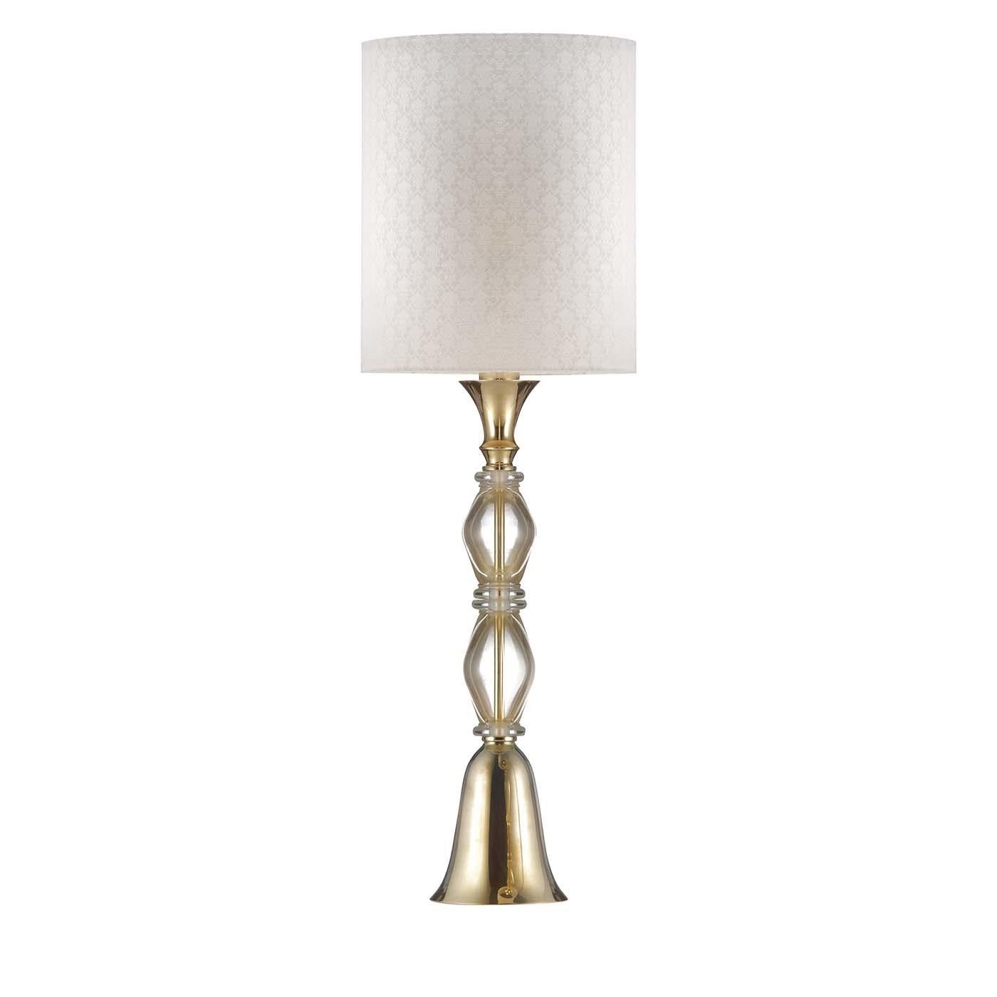 Exsudant l'opulence et un sentiment de légèreté, cette lampe de table sera un superbe ajout à un décor classique ou traditionnel. Présentée dans une entrée ou comme pièce d'accent dans un salon, cette lampe fera sensation grâce à sa taille
