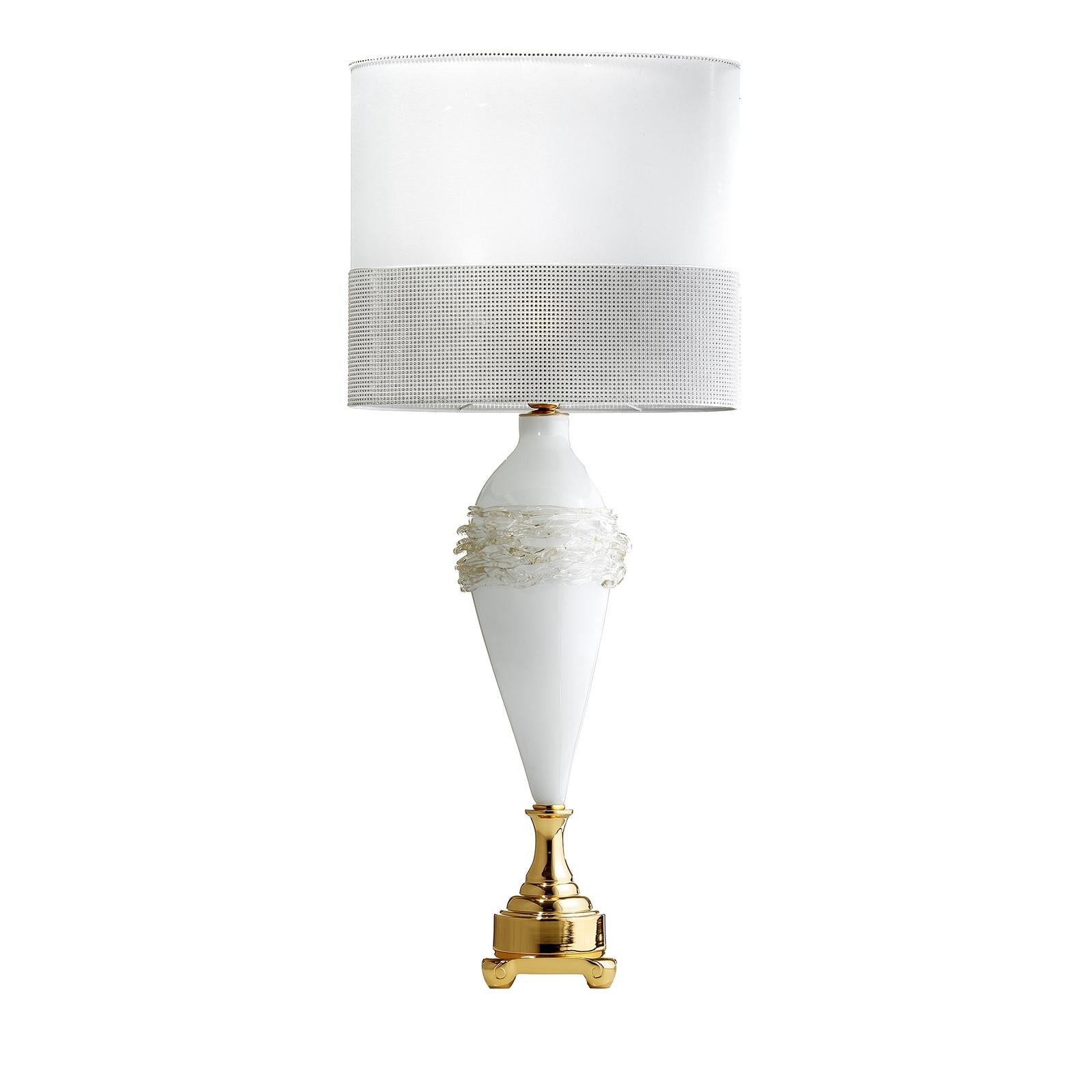 Version plus grande de la lampe de table P-Gold, cette pièce étonnante s'imposera dans une maison contemporaine ou éclectique, où elle peut être associée à une lampe identique pour flanquer un miroir d'entrée ou un cadre de lit, ou illuminer un