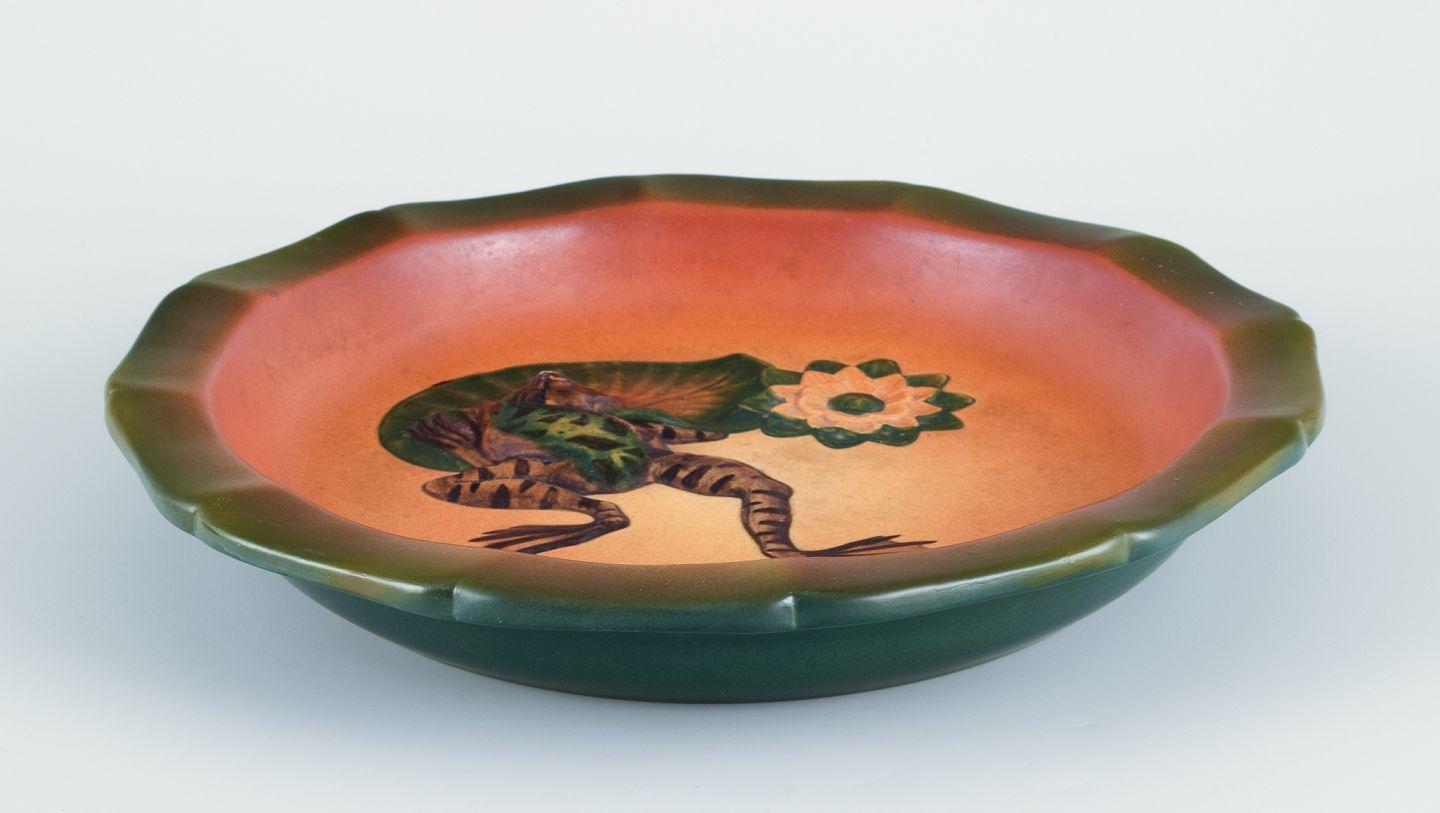 Gebrauchte Waren sind für US-Kunden von den Einfuhrzöllen befreit. 
Daher fallen für Ihren Kauf keine Einfuhrzölle an.

P. Ipsen's, Dänemark. Runde Schale mit einem Frosch aus handbemalter, glasierter Keramik.
Modellnummer 122.
Ca. 1920.
Perfekter