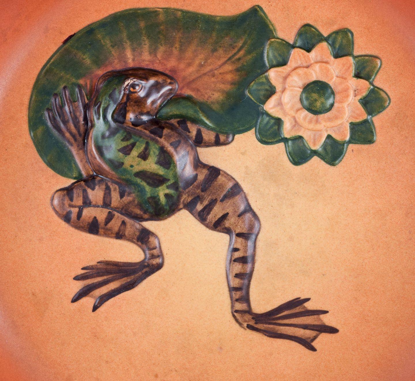 P. Ipsen's, Dänemark. Runde Schale mit Frosch aus handbemalter, glasierter Keramik. (Art nouveau) im Angebot