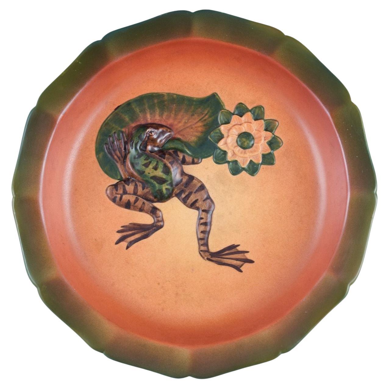 P. Ipsen's, Dänemark. Runde Schale mit Frosch aus handbemalter, glasierter Keramik. im Angebot
