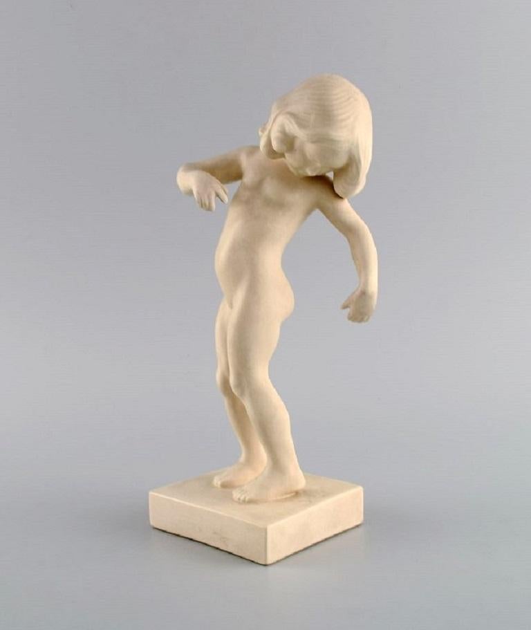 P. Ipsen's, Denmark. Girl no. 888. In rare light glaze. Venus Kalipygos.
Designed by Kai Nielsen. 1940's.
Measures: 22,5 x 10,5 cm.
In excellent condition.
Stamped.