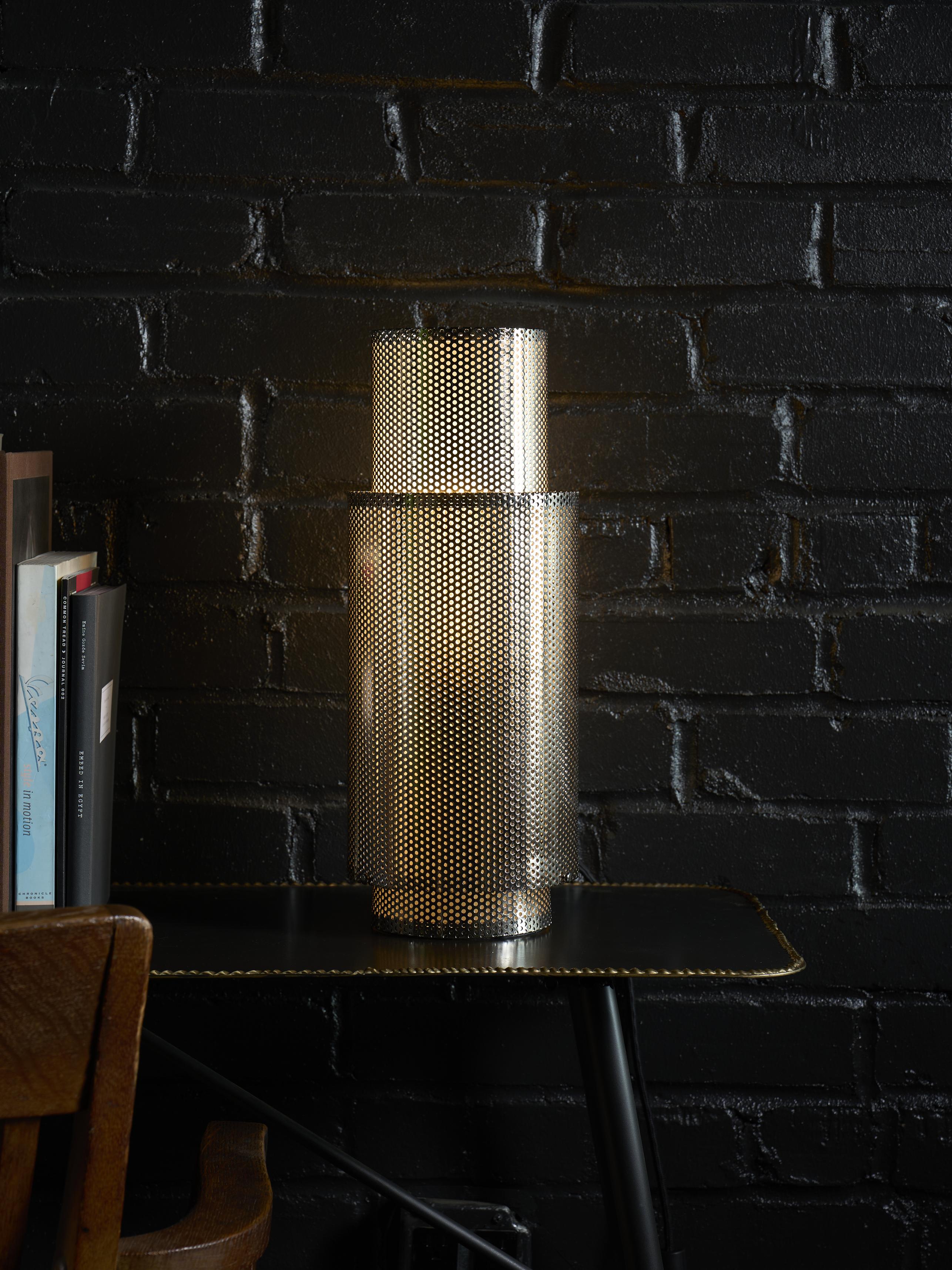 Composée de cylindres qui se croisent, la lampe P crée un effet moiré dynamique lorsque la lumière filtre à travers ses volumes perforés.

Issue d'une tradition familiale de métallurgie, la lampe P a d'abord été prototypée dans notre atelier de