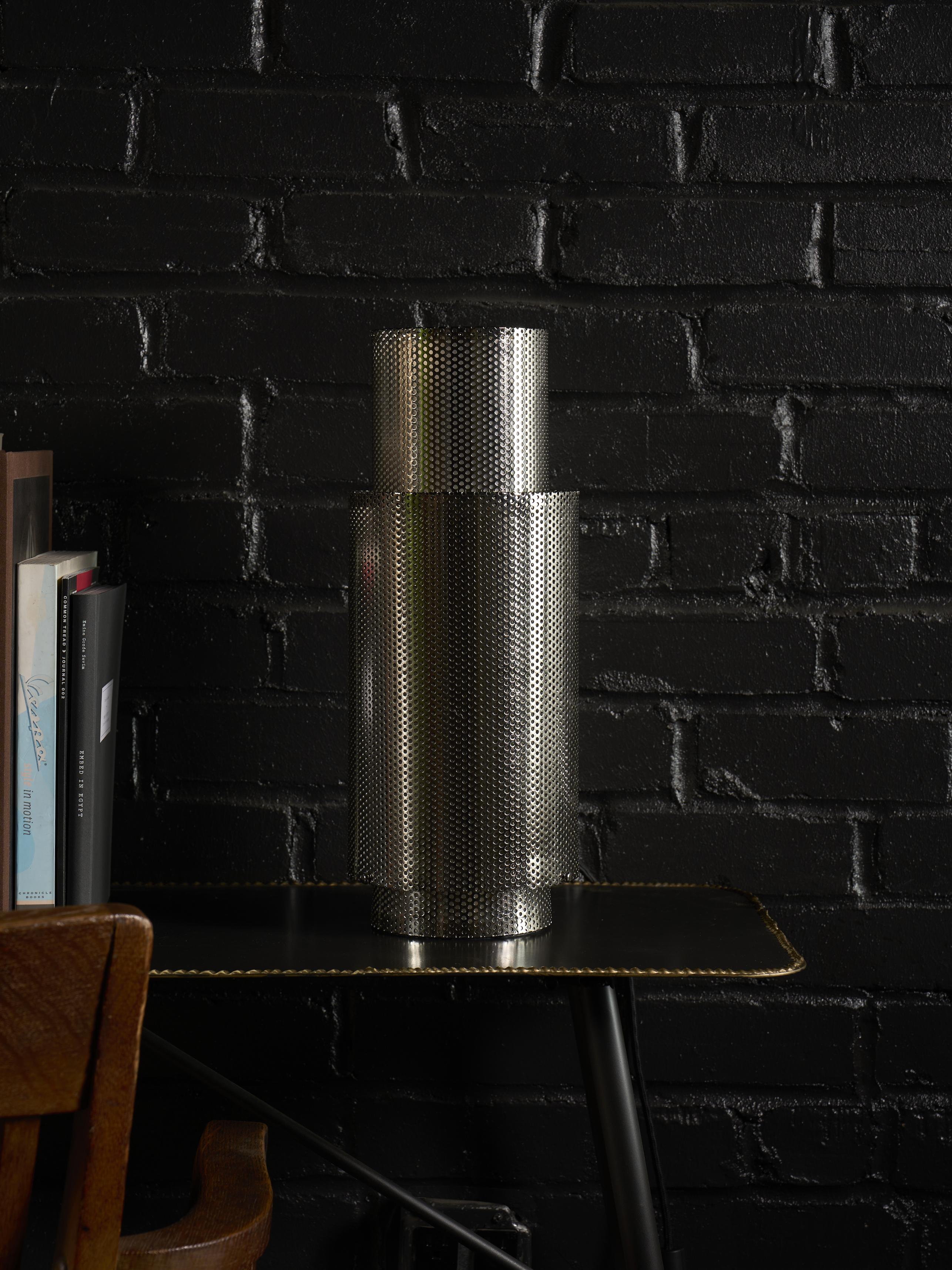 Moderne P-Lamp - Nickel. Lampe perforée sculpturale de Solmistudio - Fabriquée en Italie en vente