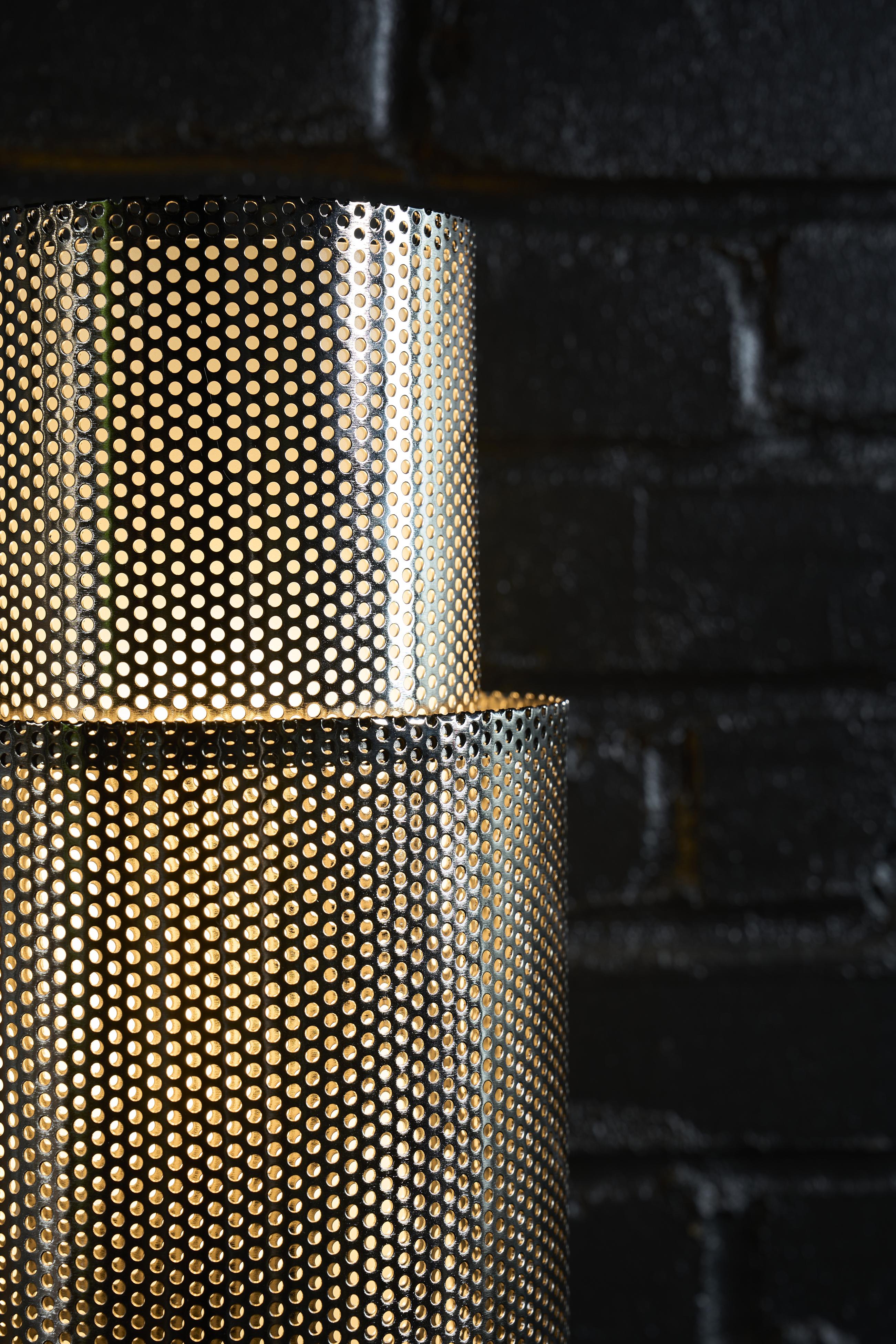Plaqué P-Lamp - Nickel. Lampe perforée sculpturale de Solmistudio - Fabriquée en Italie en vente