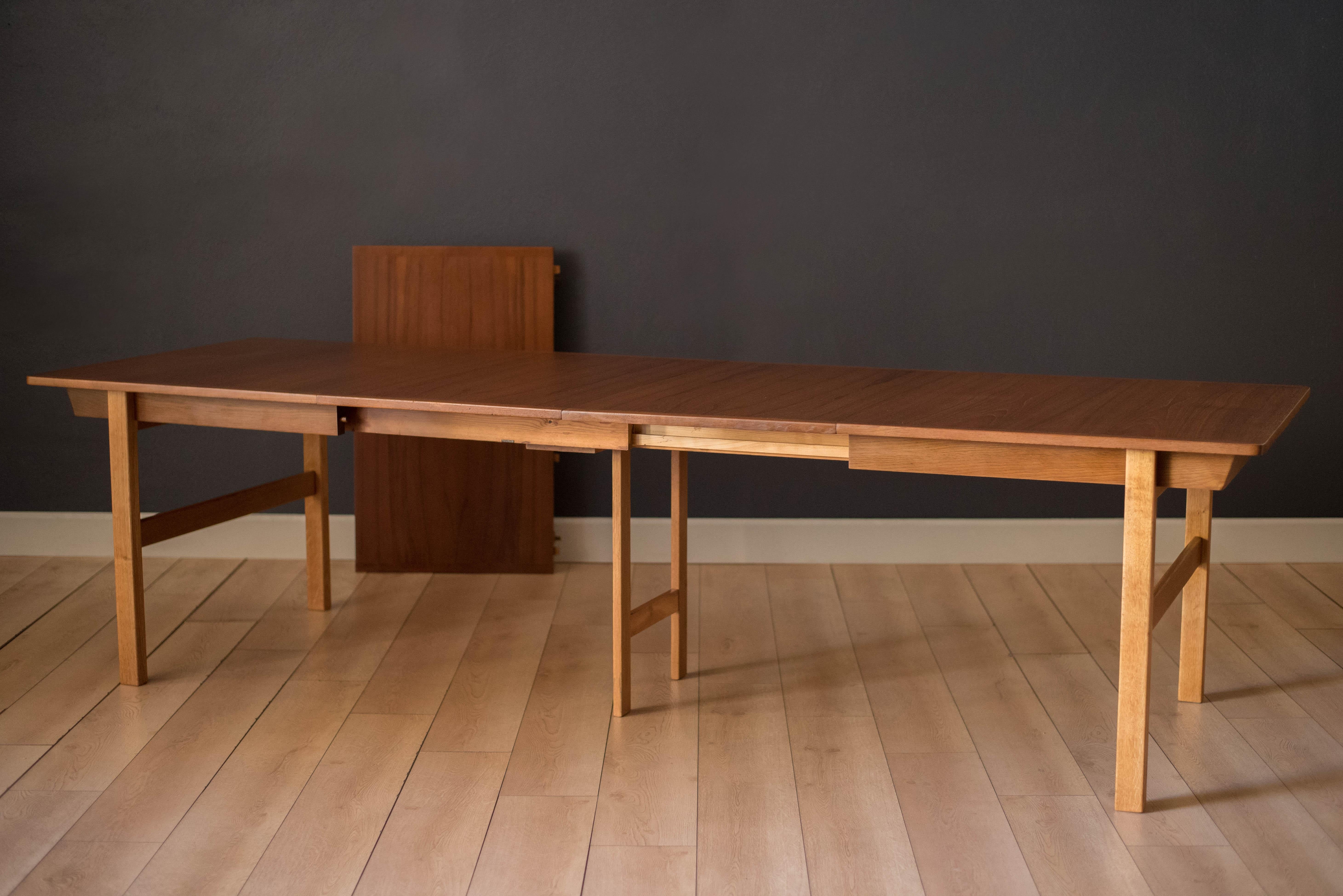 Milieu du XXe siècle P. Lauritsen & Søn Table de salle à manger à rallonge en teck danois par Borge Mogensen en vente