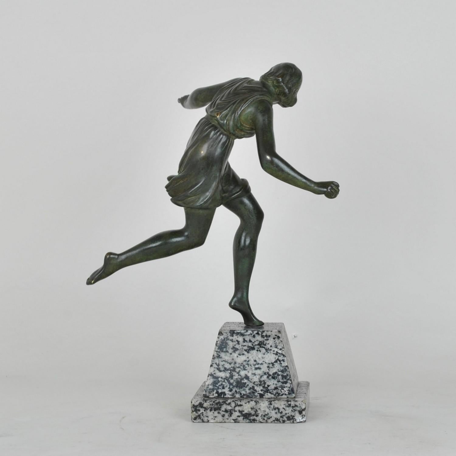 Français P Le Faguays, Femme avec la boule, signé Bronze, Art Déco, 20ème siècle