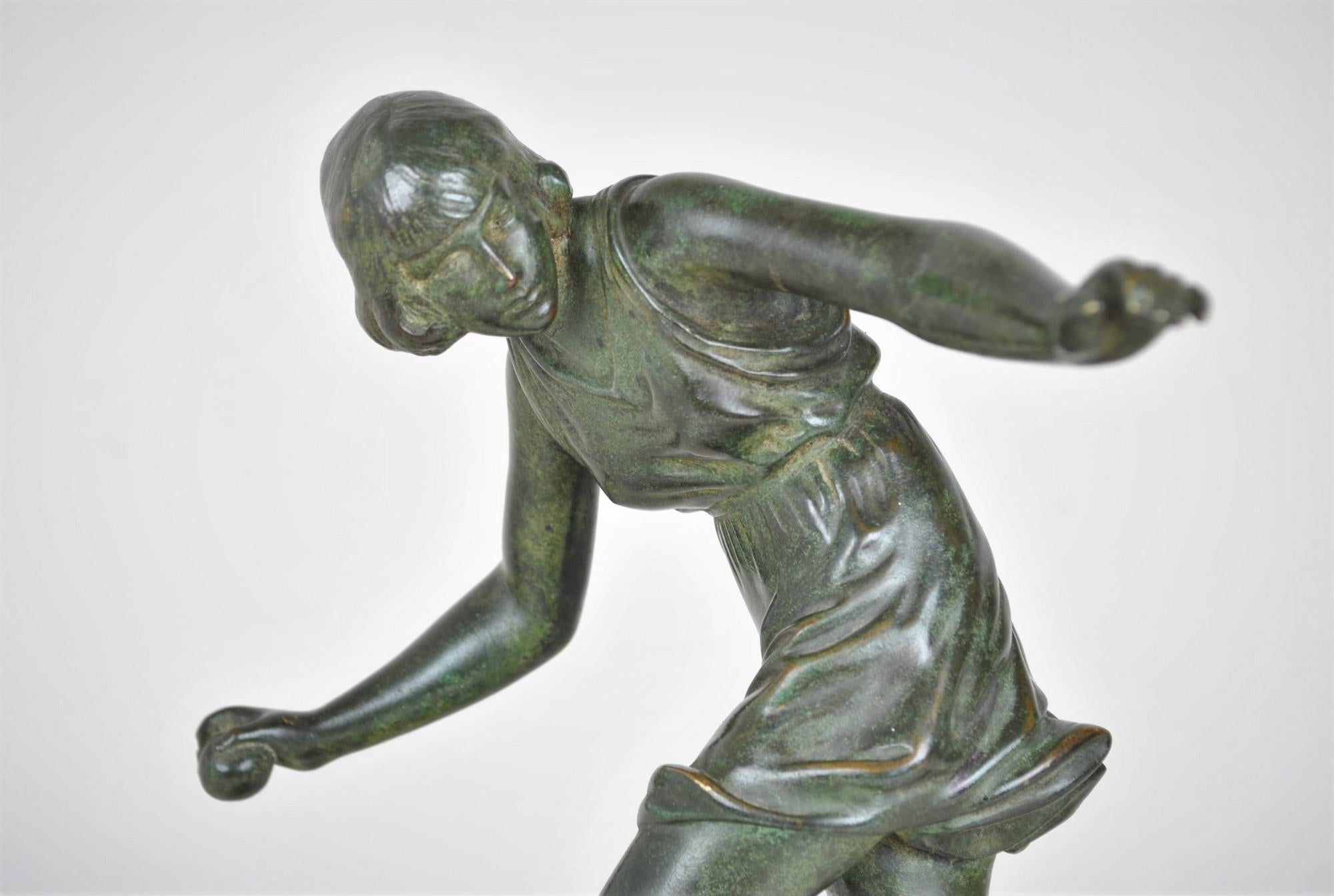 20ième siècle P Le Faguays, Femme avec la boule, signé Bronze, Art Déco, 20ème siècle