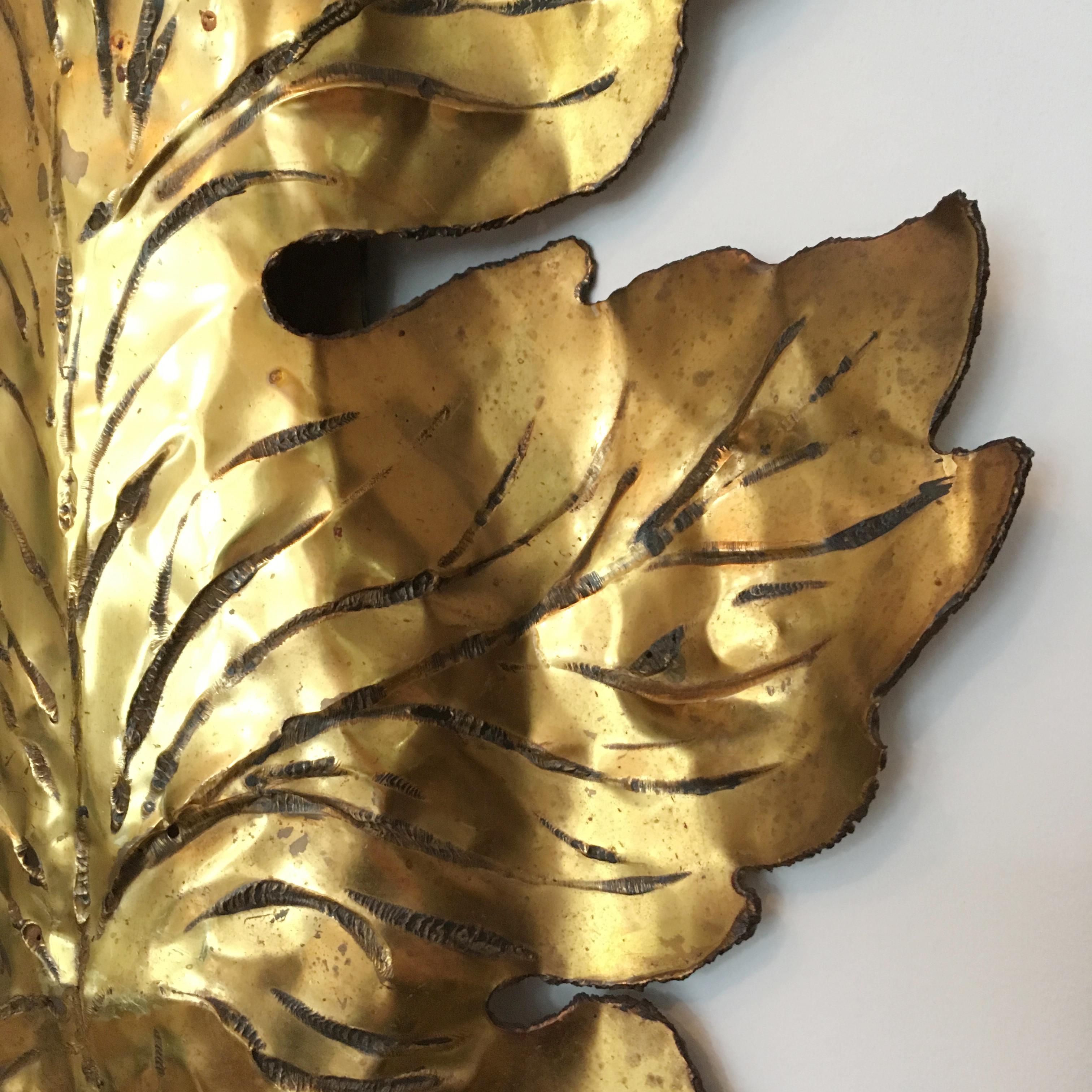 Italian brass leaf wall light by P. Mas-Rossi.
The large softly shaped brass leaf has a single light fitting behind, the light glows through and around the edges of the leaf,
circa 1950s-1970s.
Embossed with designers stamp on the reverse P.