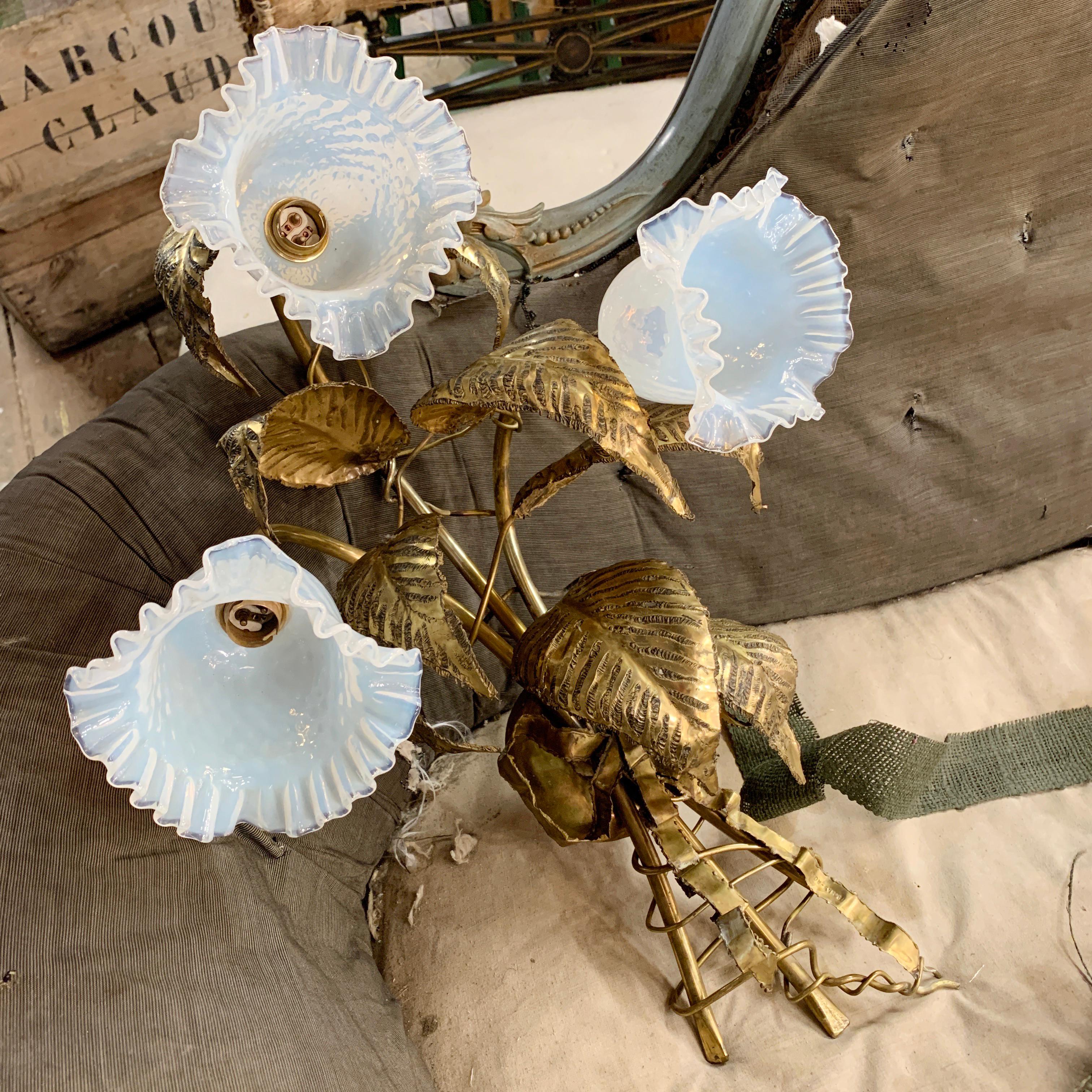 Italian brass leaves and flowers wall light by P. Mas-Rossi
The decorative iridescent Vaseline glass shades hold a bulb holder each, the shades are on long stems filled with ornately finished brass leaves
There is a brass bow at the base under the