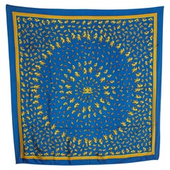 P. Morris Pañuelo de seda azul y dorado con motivo estampado de cresta de león Años 80