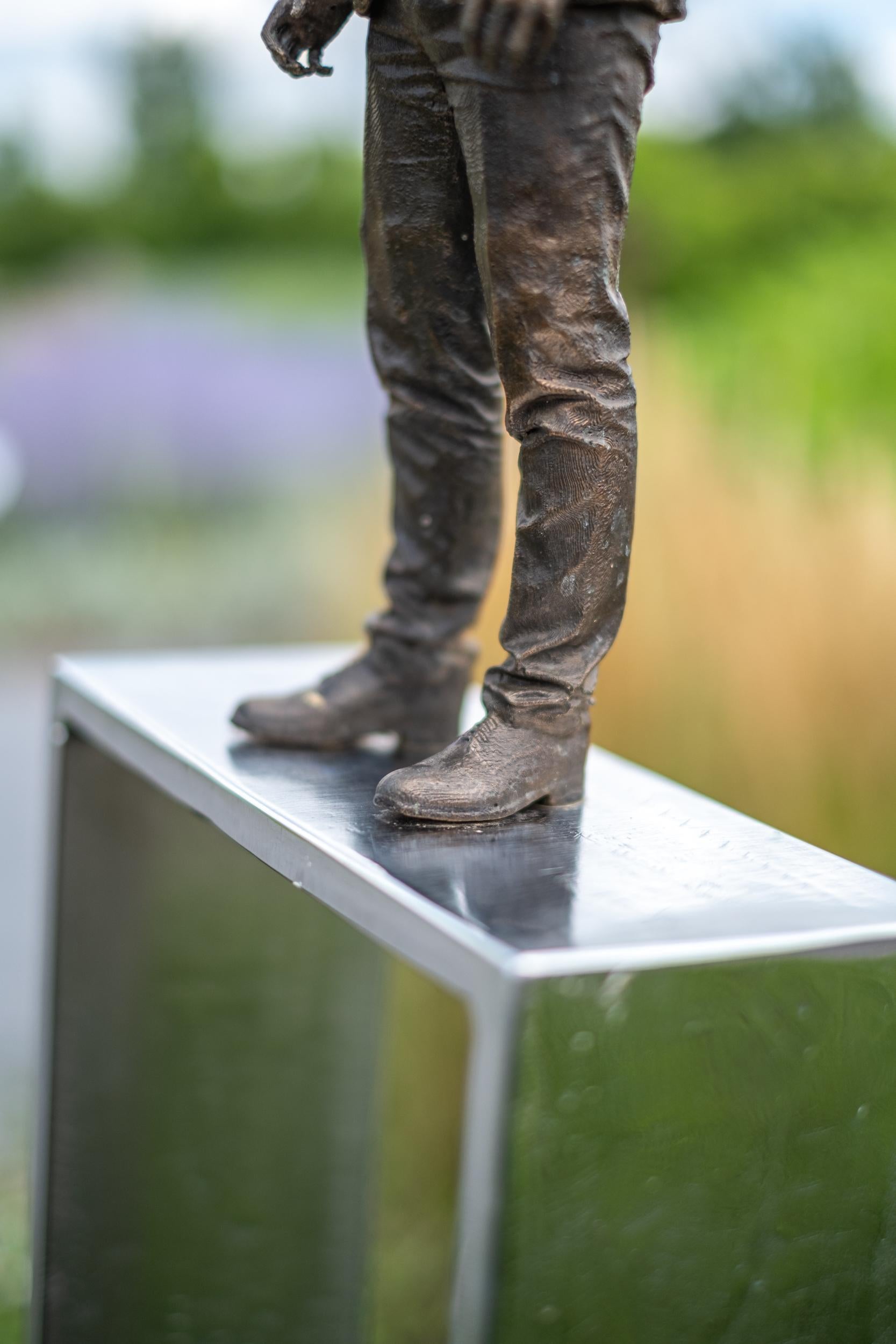 Una acumulación de experiencias - escultura figurativa, de bronce, para exteriores en venta 7